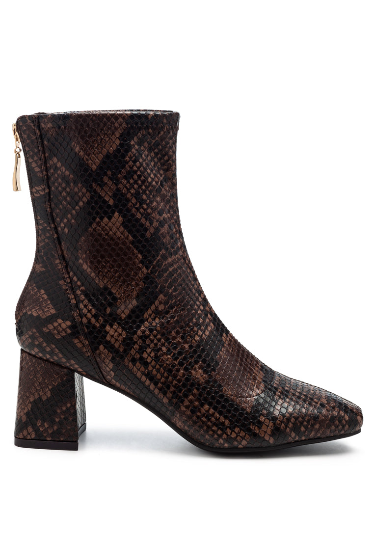 Hera Runaway Classic Ankle Boots featuring block heel and back zipper, made from faux leather.