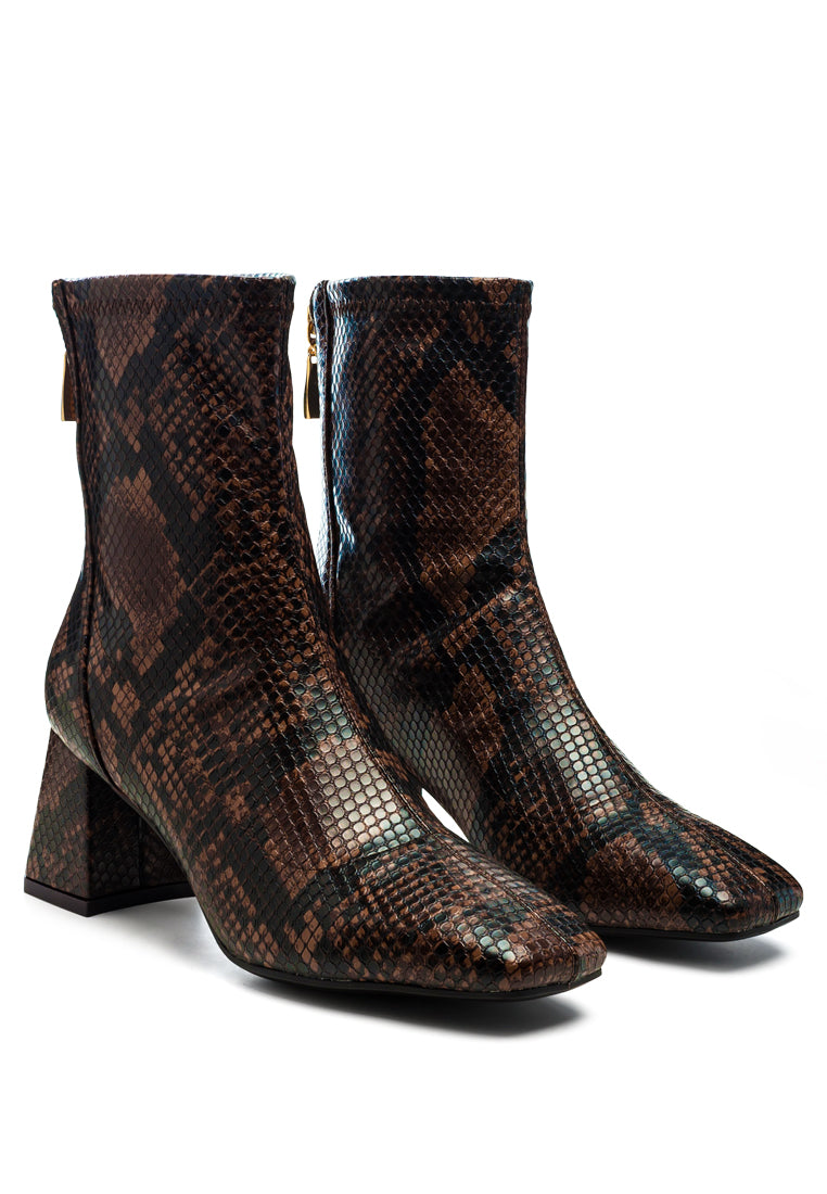 Hera Runaway Classic Ankle Boots featuring block heel and back zipper, made from faux leather.