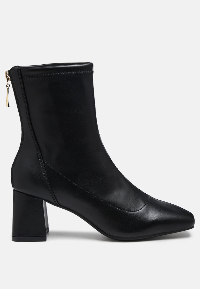 Hera Runaway Classic Ankle Boots featuring block heel and back zipper, made from faux leather.