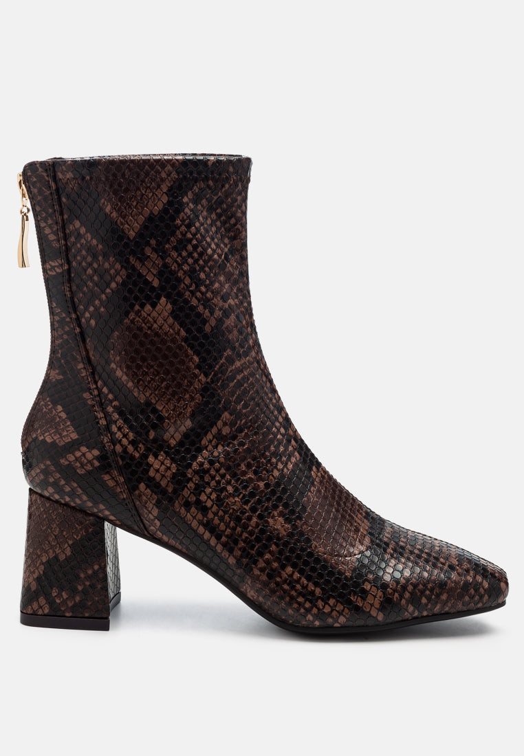 Hera Runaway Classic Ankle Boots featuring block heel and back zipper, made from faux leather.