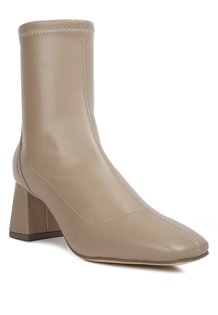 Hera Runaway Classic Ankle Boots featuring block heel and back zipper, made from faux leather.