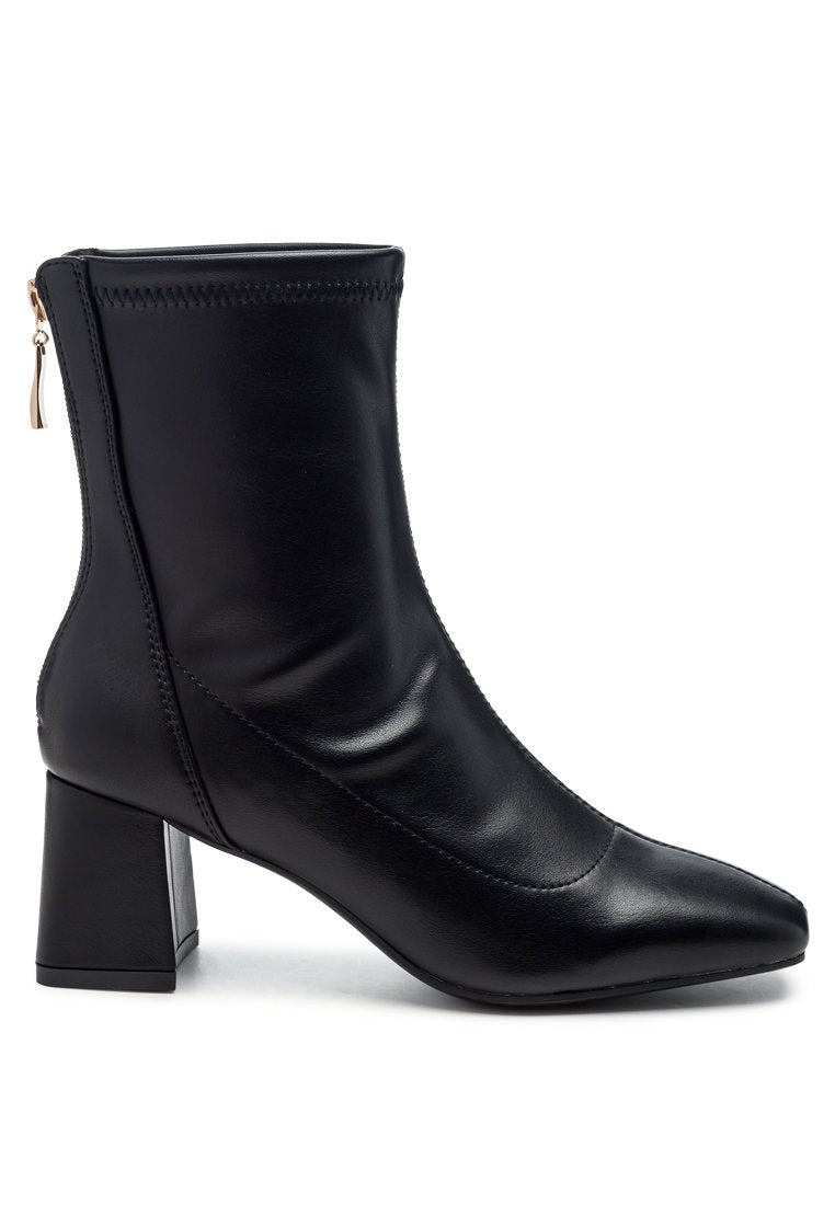 Hera Runaway Classic Ankle Boots featuring block heel and back zipper, made from faux leather.