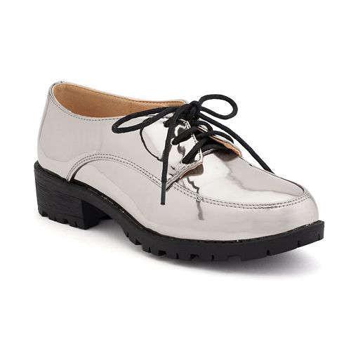 Stylish HM1602012 shoes featuring a mirrored patent leather upper and padded sole, perfect for both casual and formal occasions.