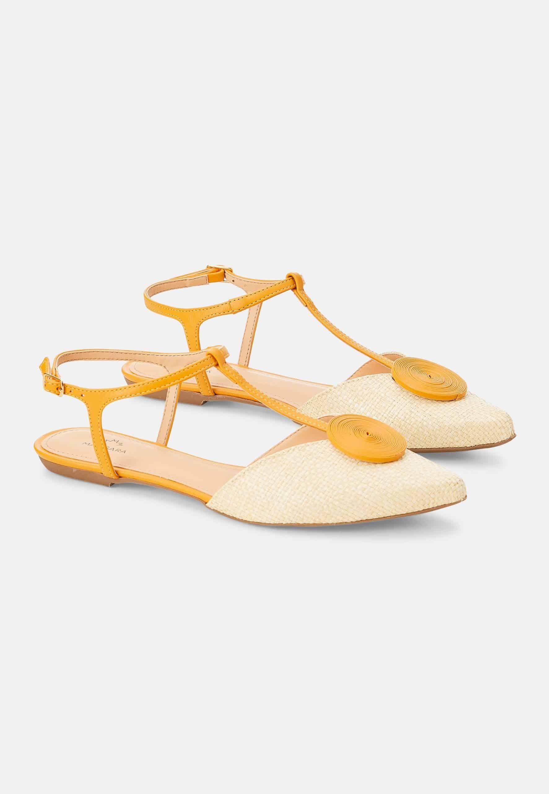 Mangará Acerola Women's Sandals in beige, made from eco-friendly natural raffia, showcasing a stylish and comfortable design.