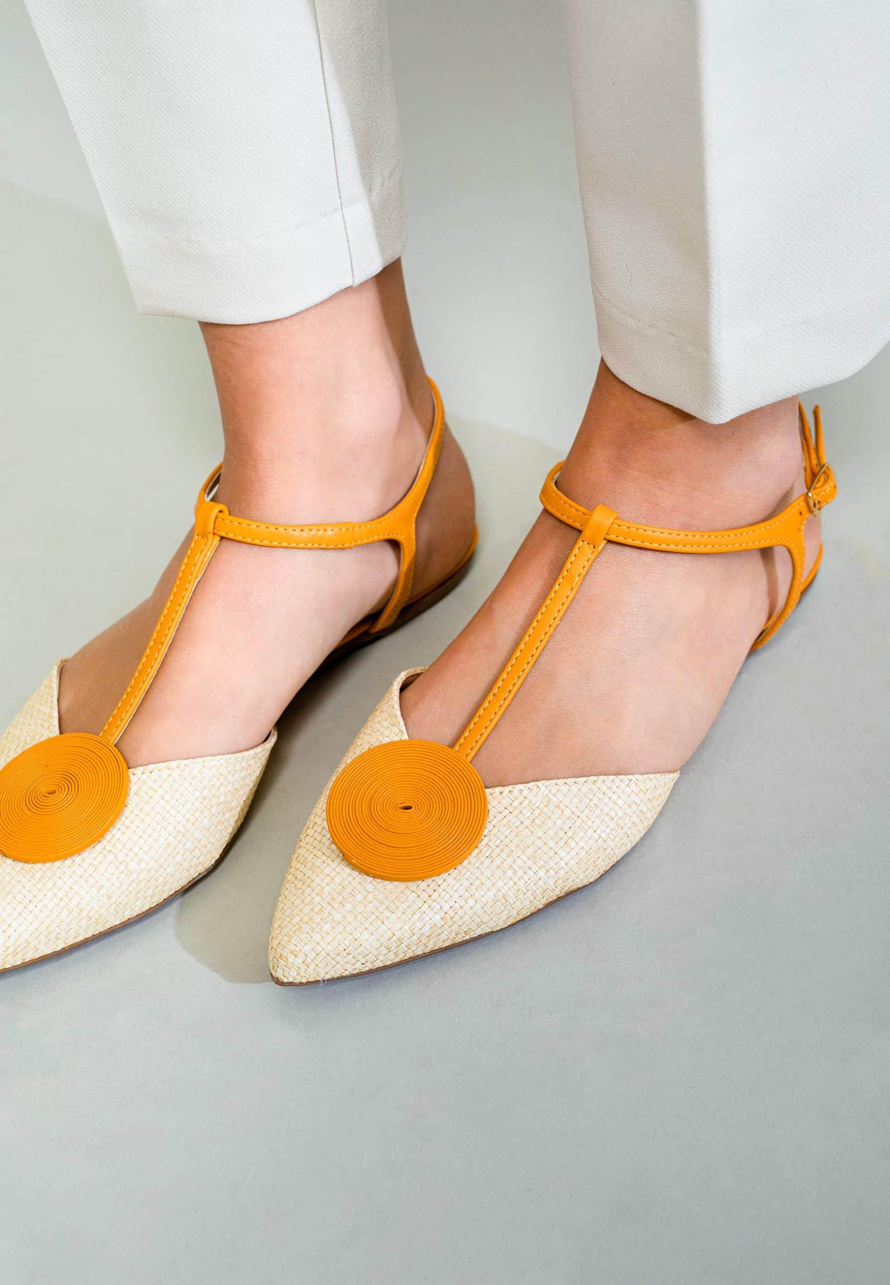 Mangará Acerola Women's Sandals in beige, made from eco-friendly natural raffia, showcasing a stylish and comfortable design.