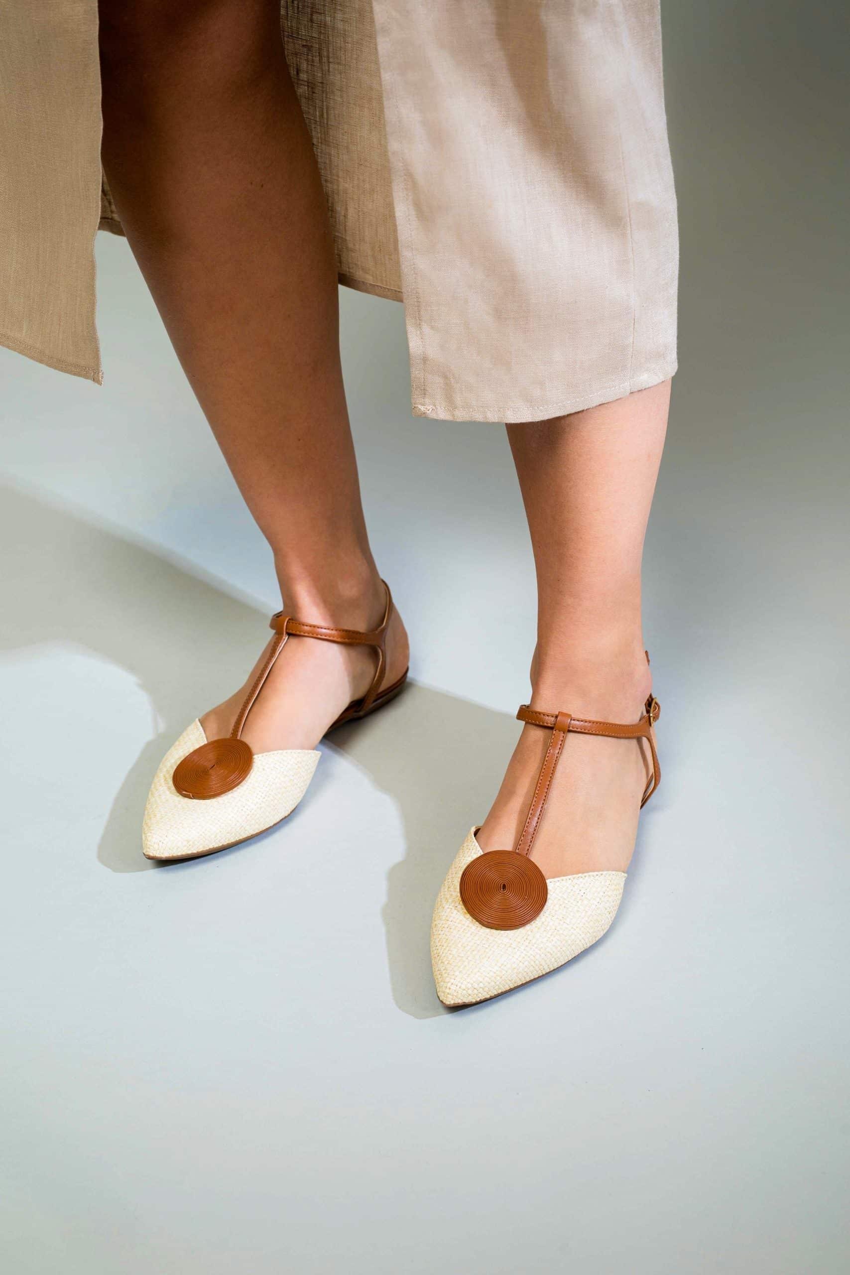 Mangará Acerola Women's Sandals in beige, made from eco-friendly natural raffia, showcasing a stylish and comfortable design.