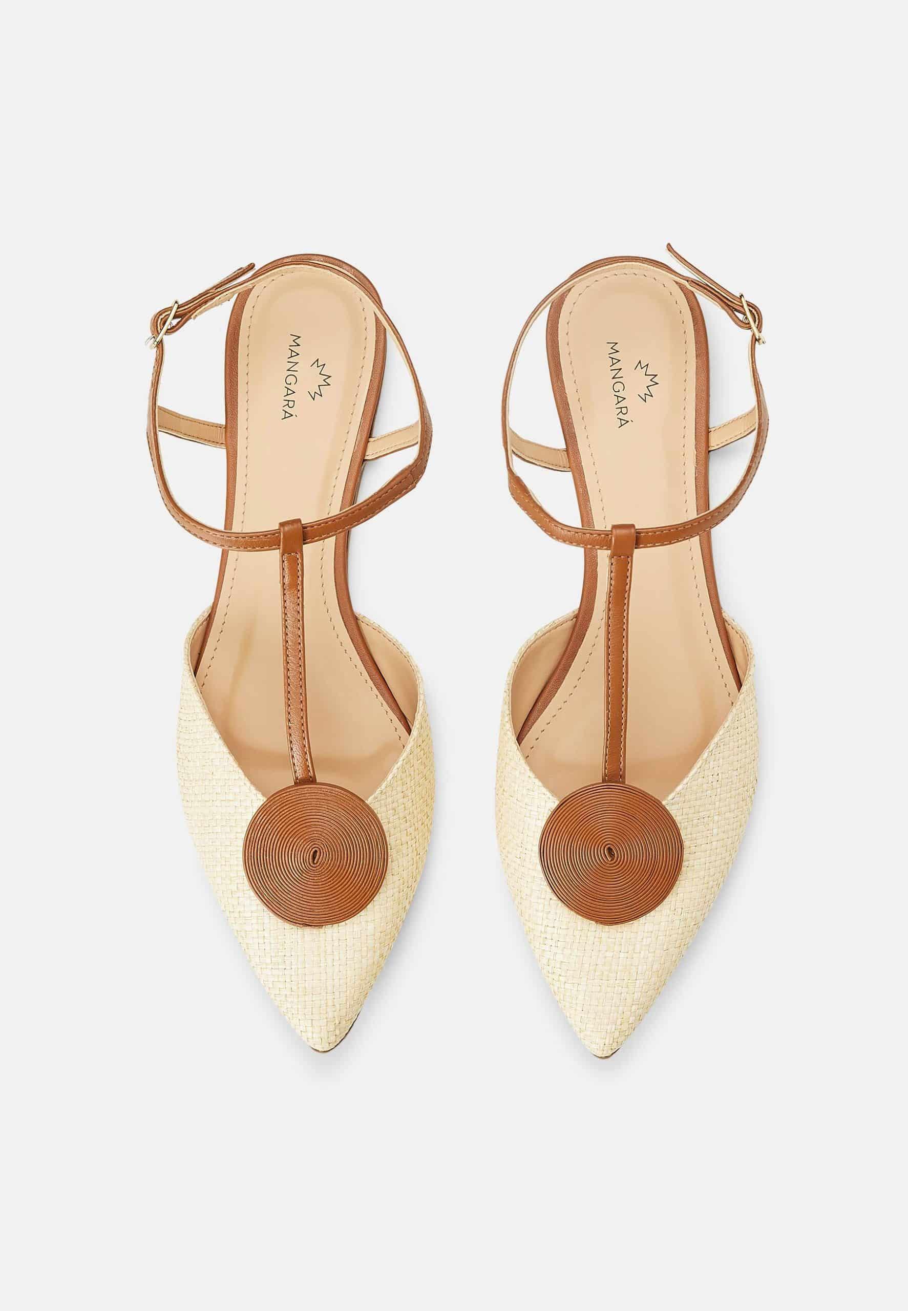 Mangará Acerola Women's Sandals in beige, made from eco-friendly natural raffia, showcasing a stylish and comfortable design.