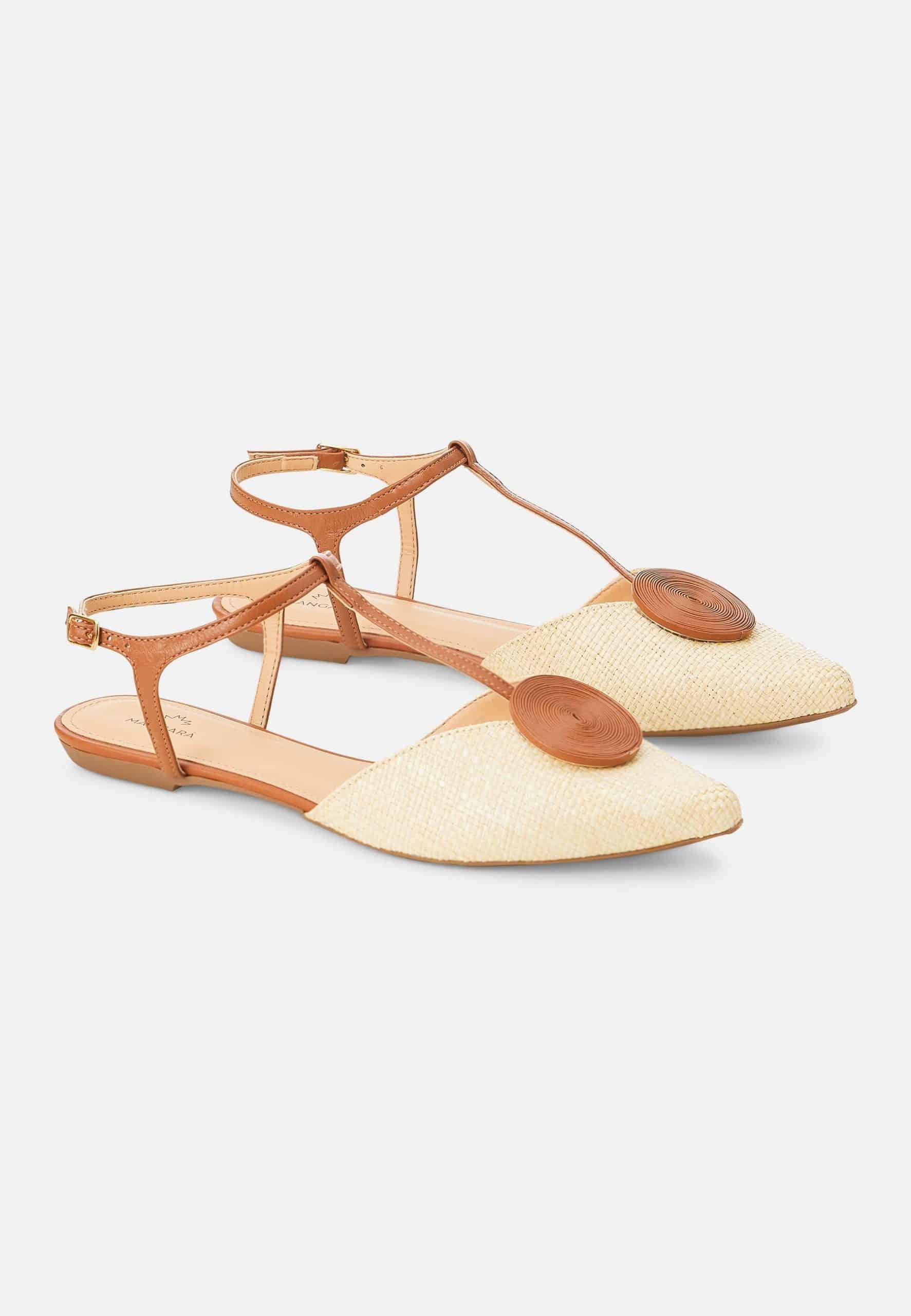 Mangará Acerola Women's Sandals in beige, made from eco-friendly natural raffia, showcasing a stylish and comfortable design.