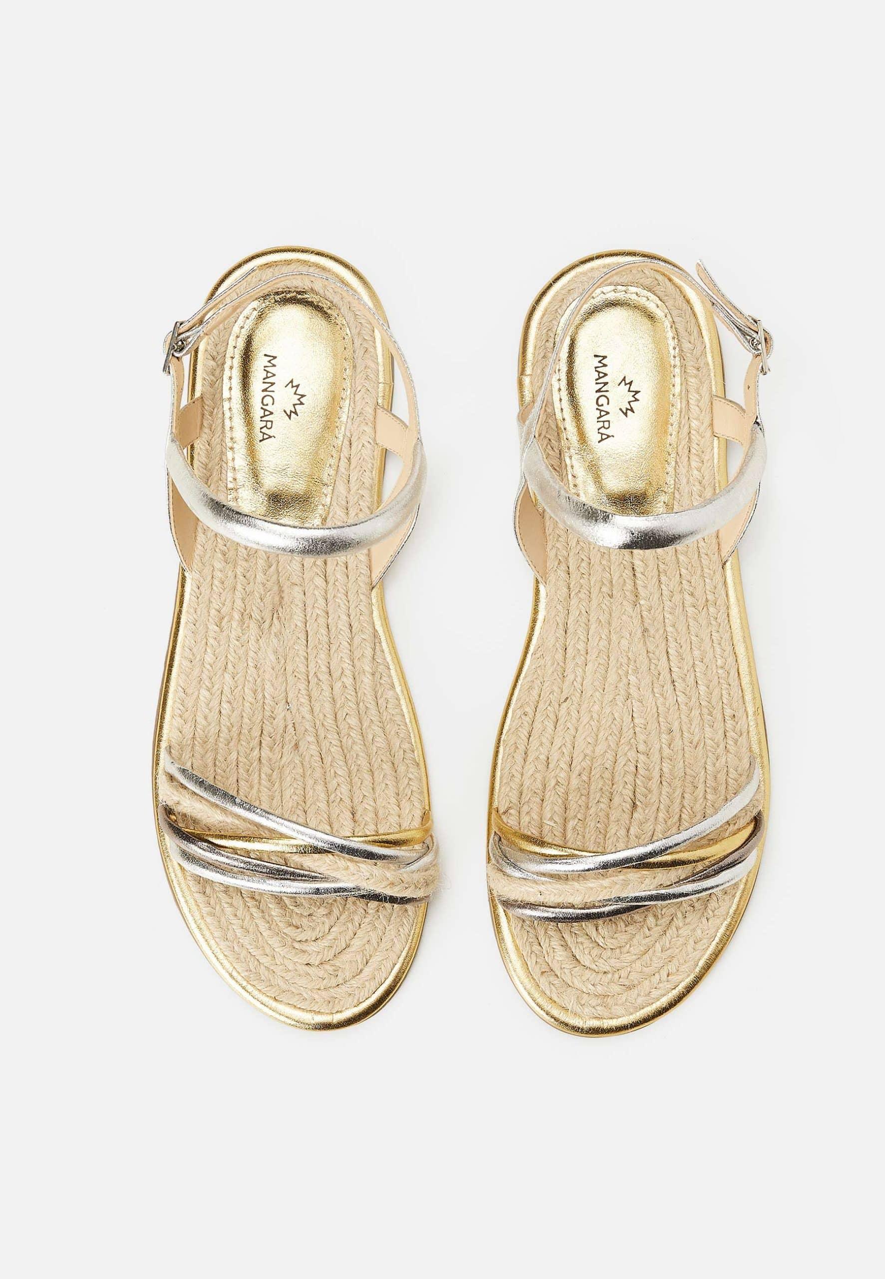 A pair of stylish Mangará Albizia Women's Sandals made from natural raffia, showcasing their eco-friendly design and comfortable fit.