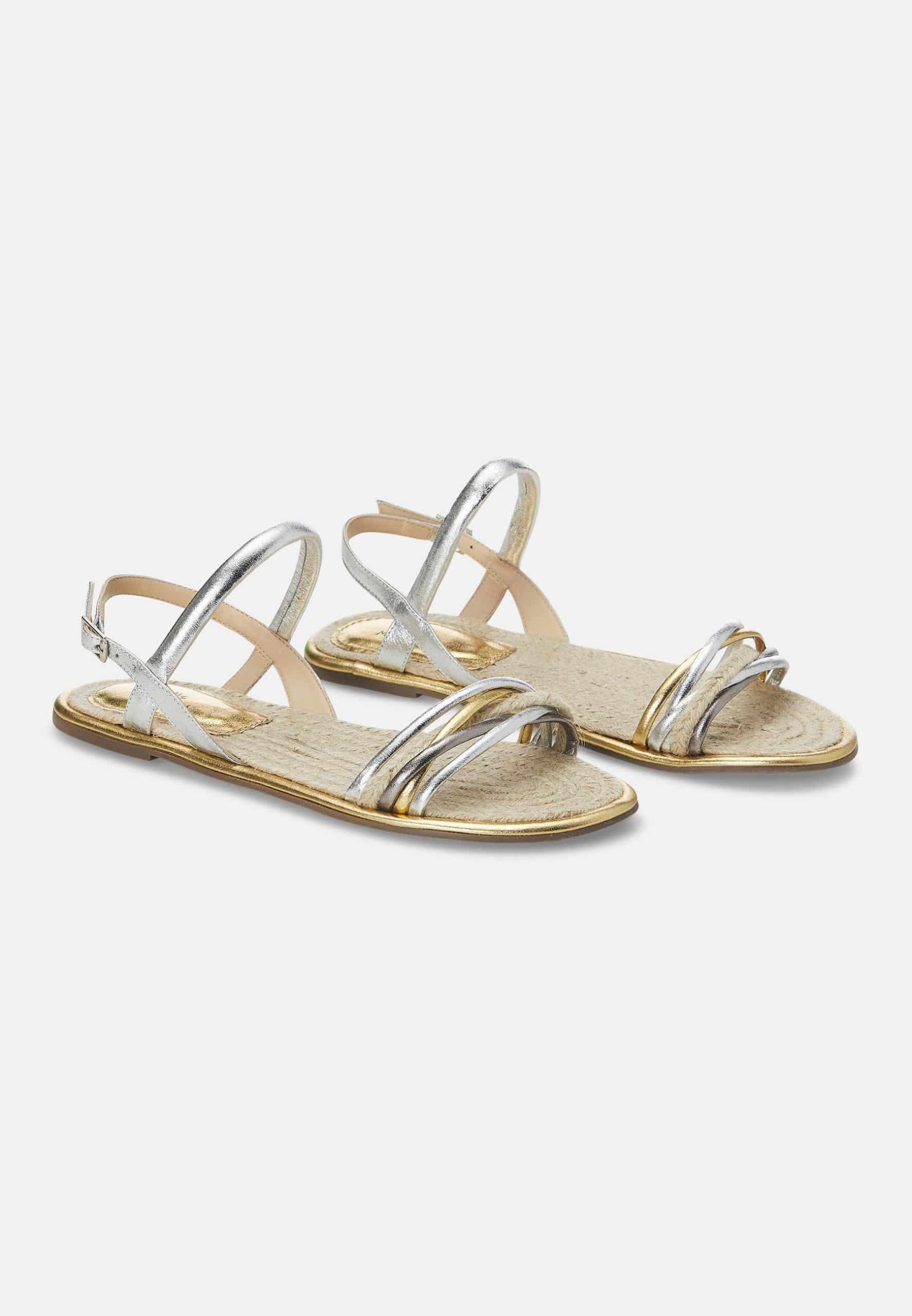 A pair of stylish Mangará Albizia Women's Sandals made from natural raffia, showcasing their eco-friendly design and comfortable fit.