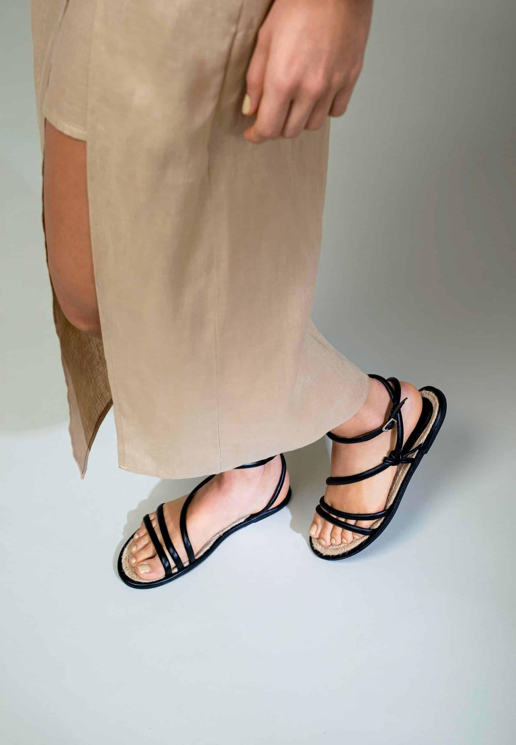 A pair of elegant Mangará Angico Women's Sandals made from high-quality leather, showcasing their stylish design and comfortable fit.