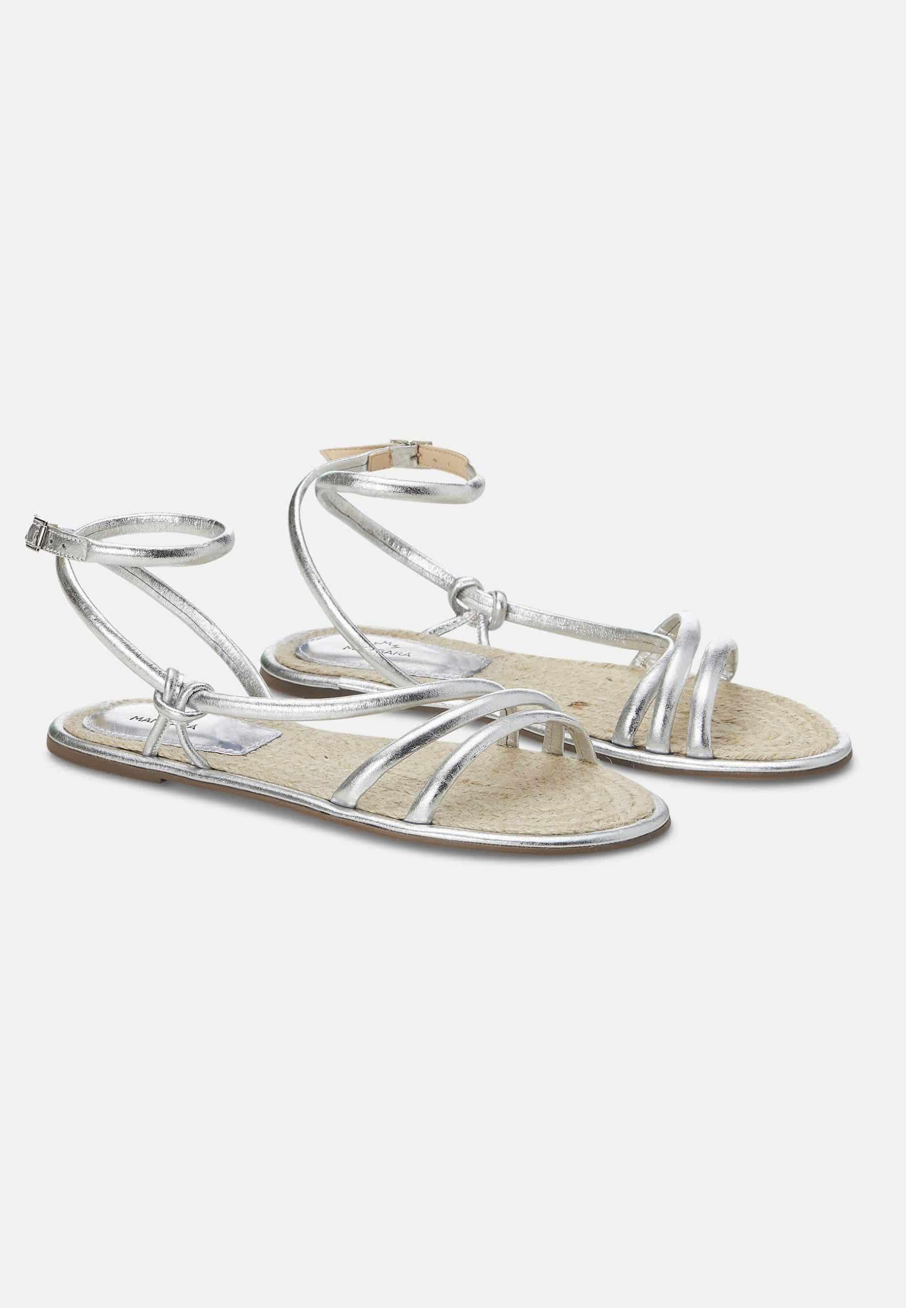 A pair of elegant Mangará Angico Women's Sandals made from high-quality leather, showcasing their stylish design and comfortable fit.