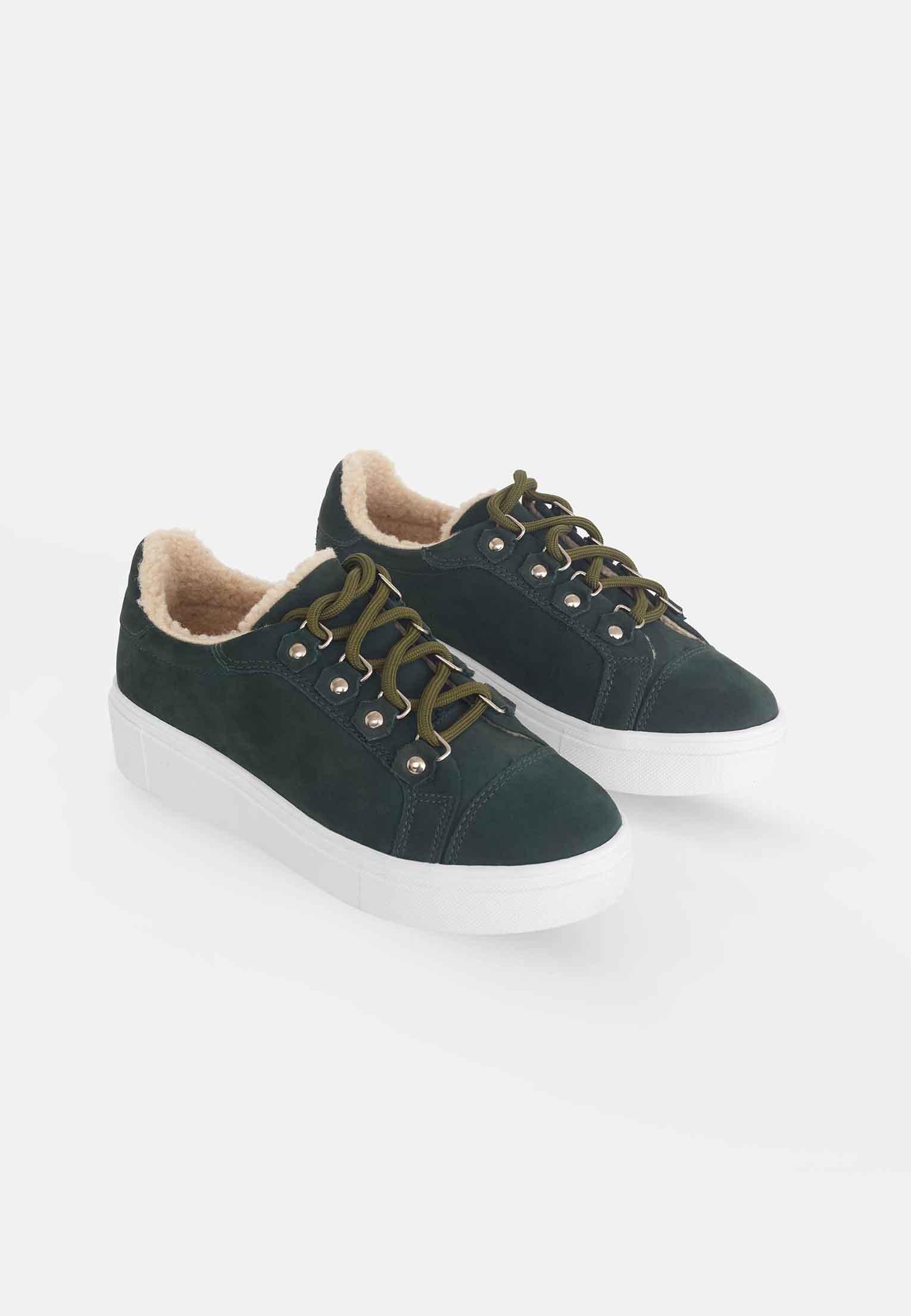 A pair of Mangará Araucaria Women's Warm Sneakers featuring a cozy interior lining and stylish design, perfect for winter wear.