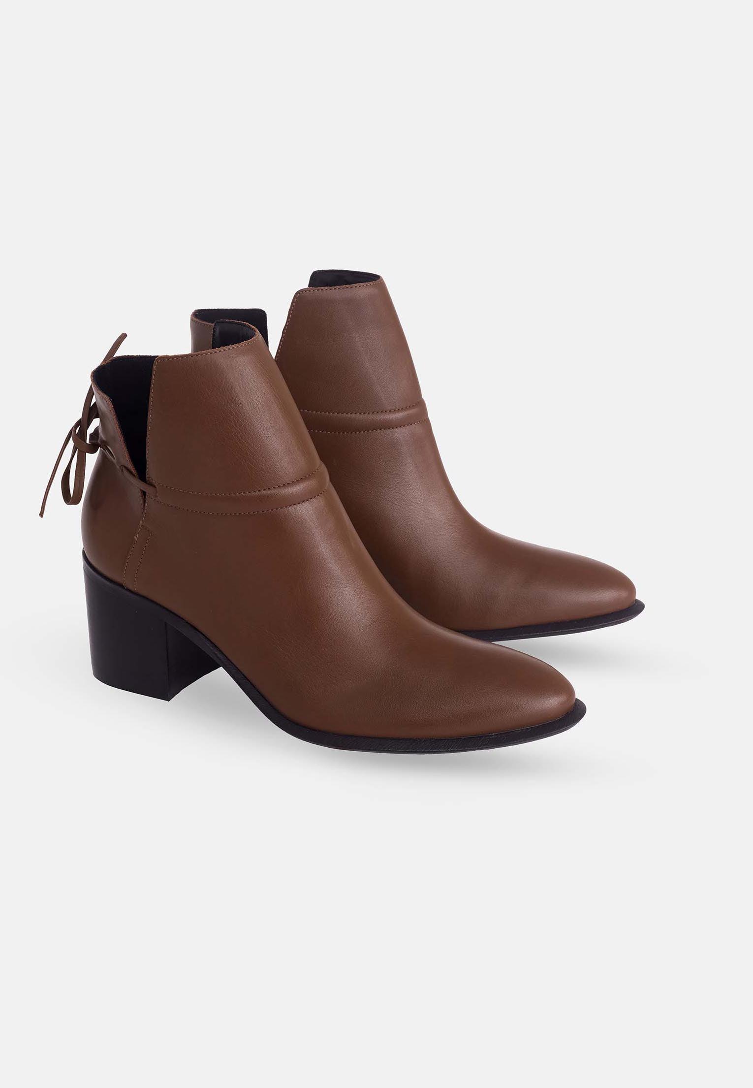 Stylish Mangará Attalea Ankle Boot Heel made from premium leather with a sturdy block heel, showcasing Brazilian craftsmanship.