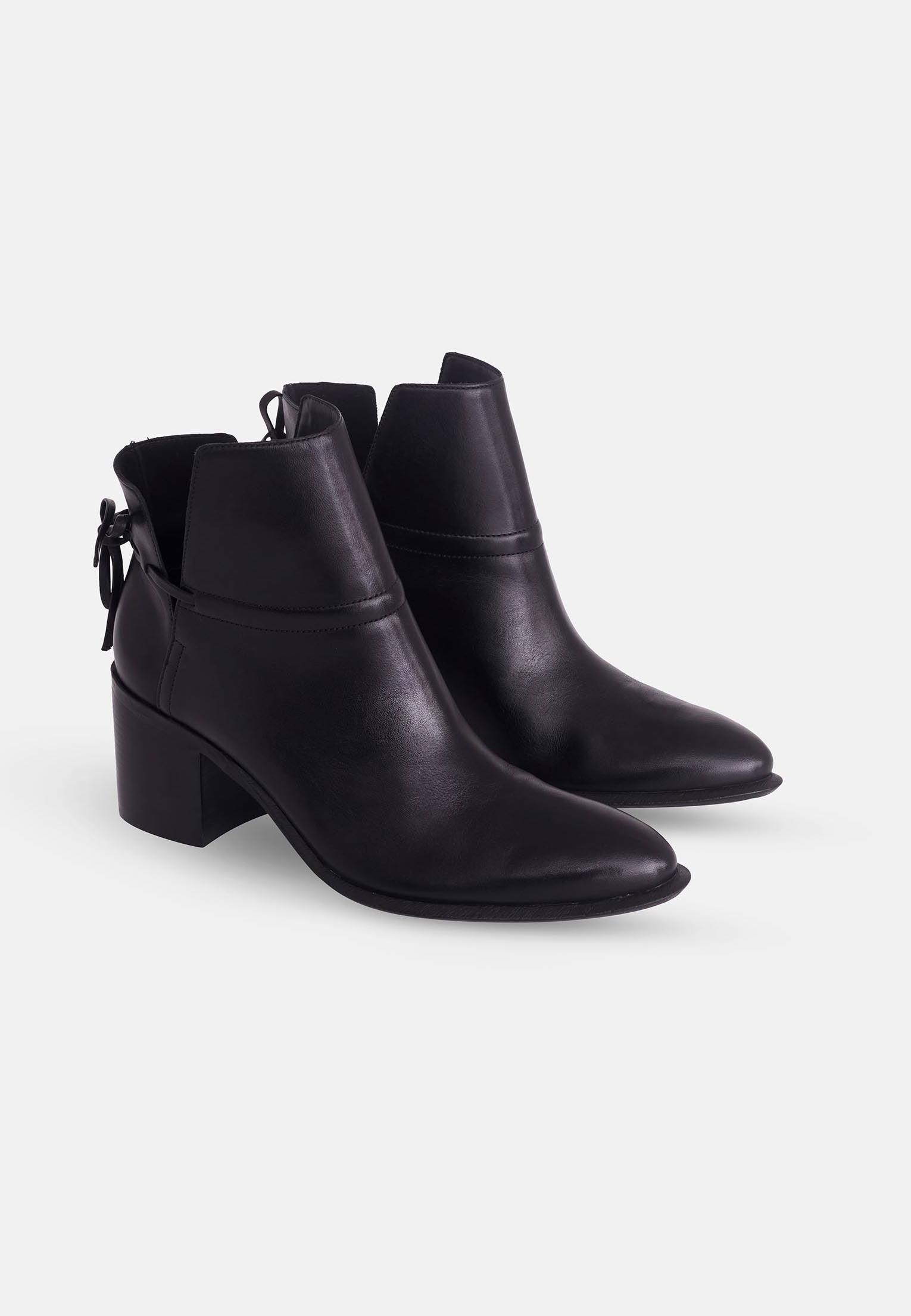 Stylish Mangará Attalea Ankle Boot Heel made from premium leather with a sturdy block heel, showcasing Brazilian craftsmanship.