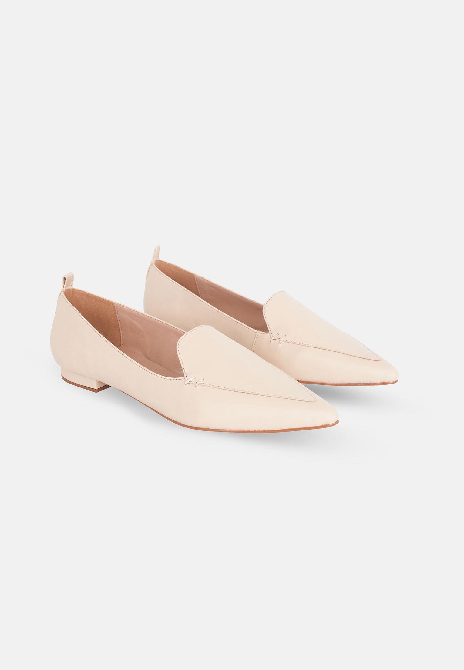 Elegant Mangará Butia Leather Ballerina flats with a pointed toe design, crafted from high-quality leather, perfect for any occasion.