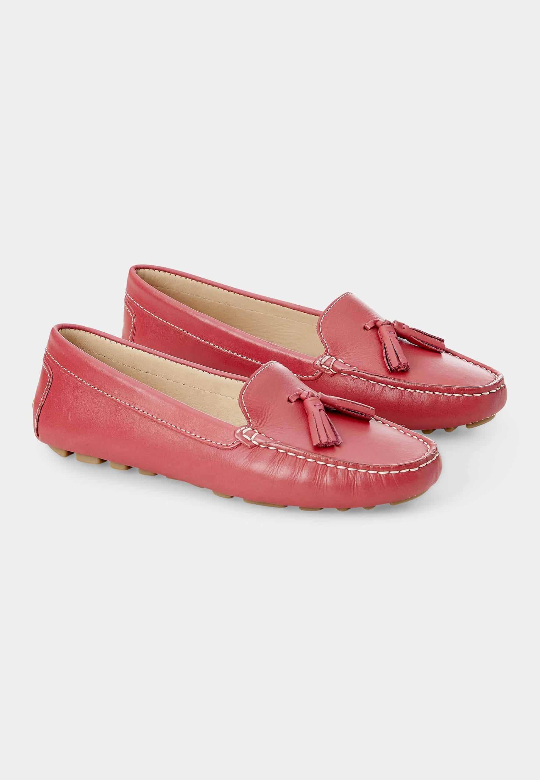 A pair of stylish Mangará Caviúna Women's Loafers featuring a sleek silhouette in a versatile color, perfect for any occasion.