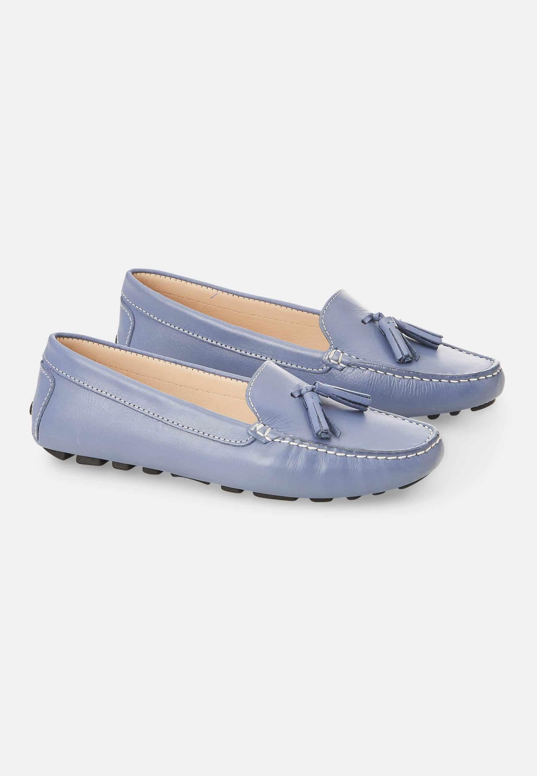 A pair of stylish Mangará Caviúna Women's Loafers featuring a sleek silhouette in a versatile color, perfect for any occasion.