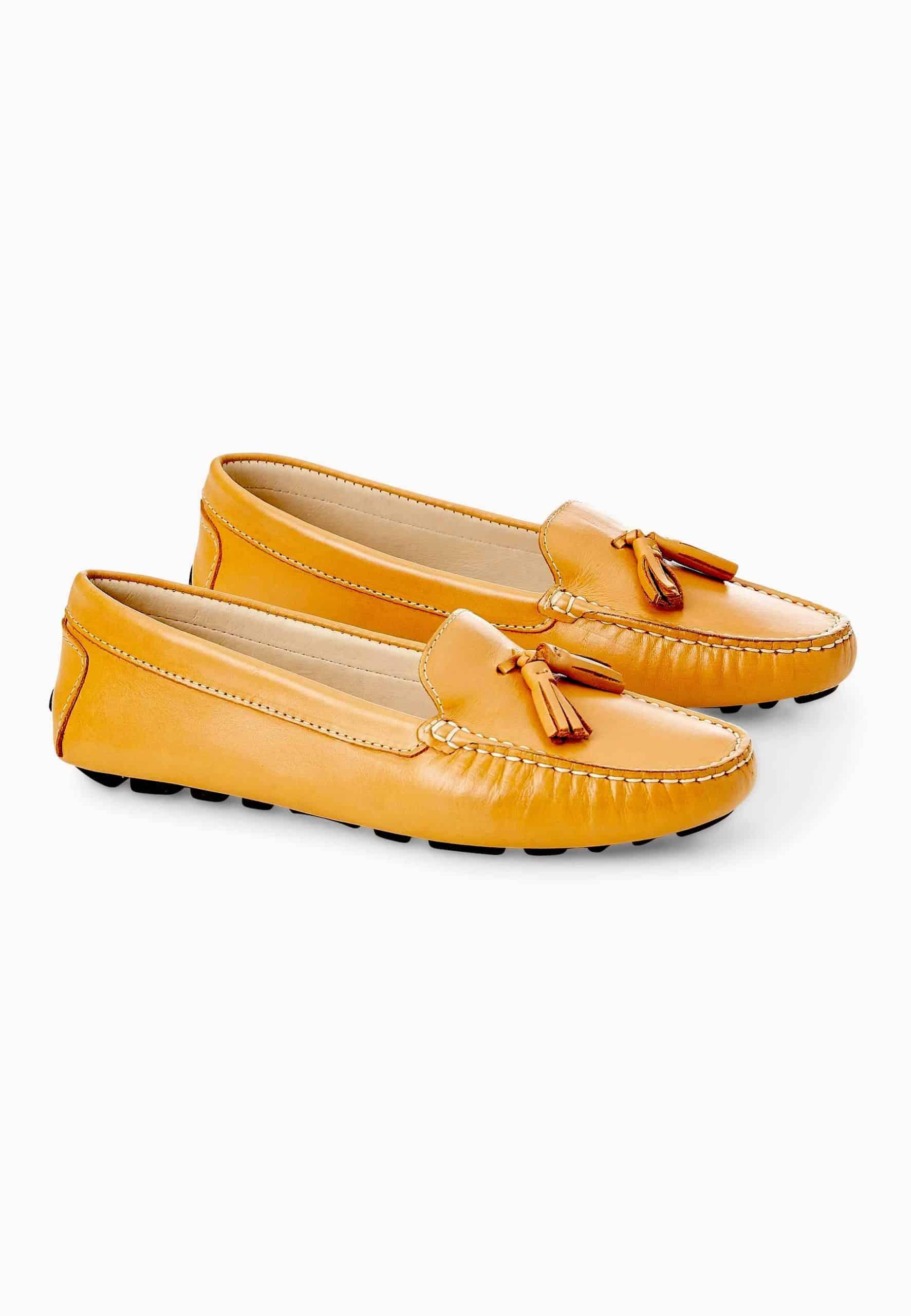 A pair of stylish Mangará Caviúna Women's Loafers featuring a sleek silhouette in a versatile color, perfect for any occasion.