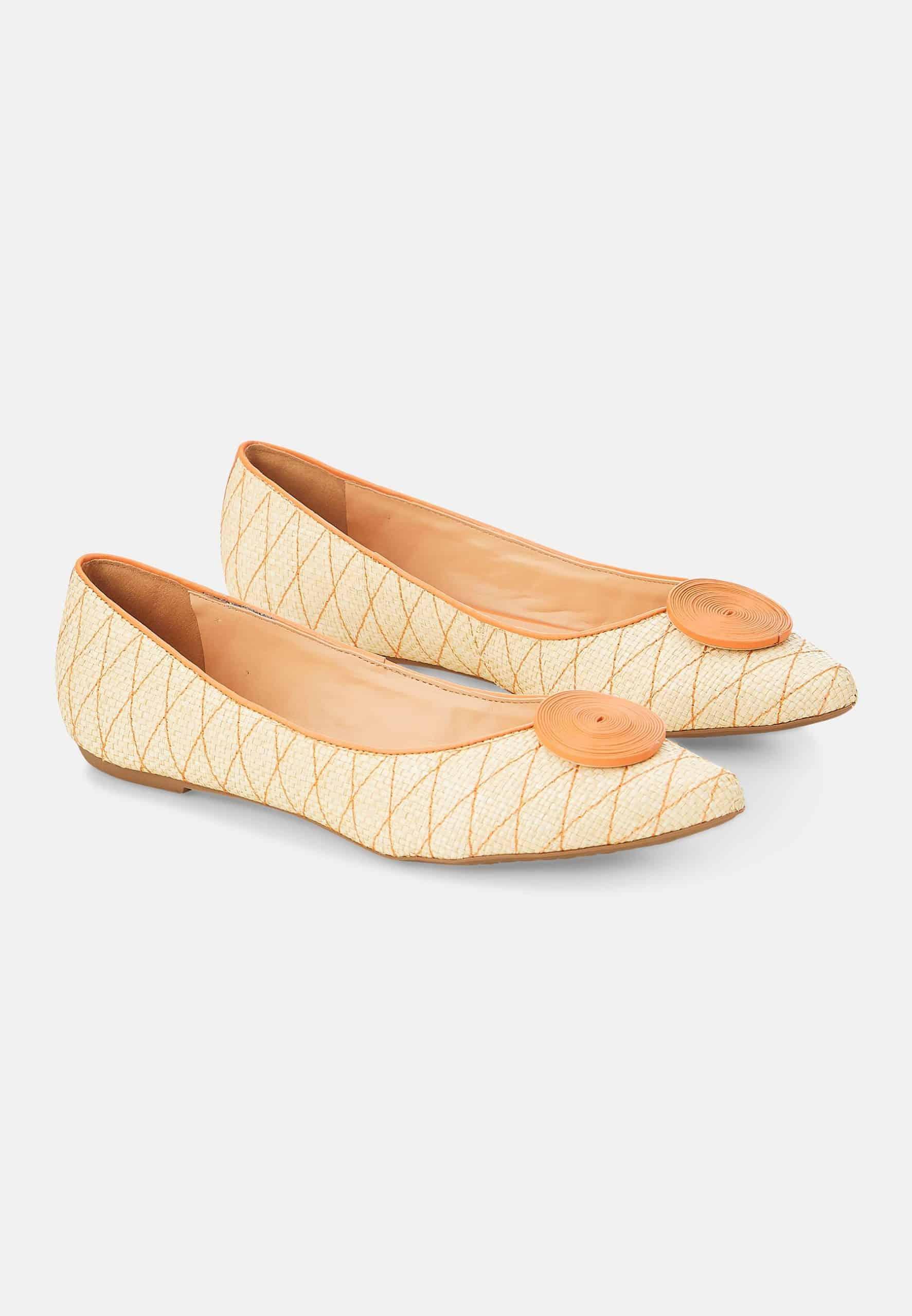 A pair of Mangará Coroba Ballerinas in beige, made from premium raffia with a textured circle detail, showcasing a stylish pointed-toe design.