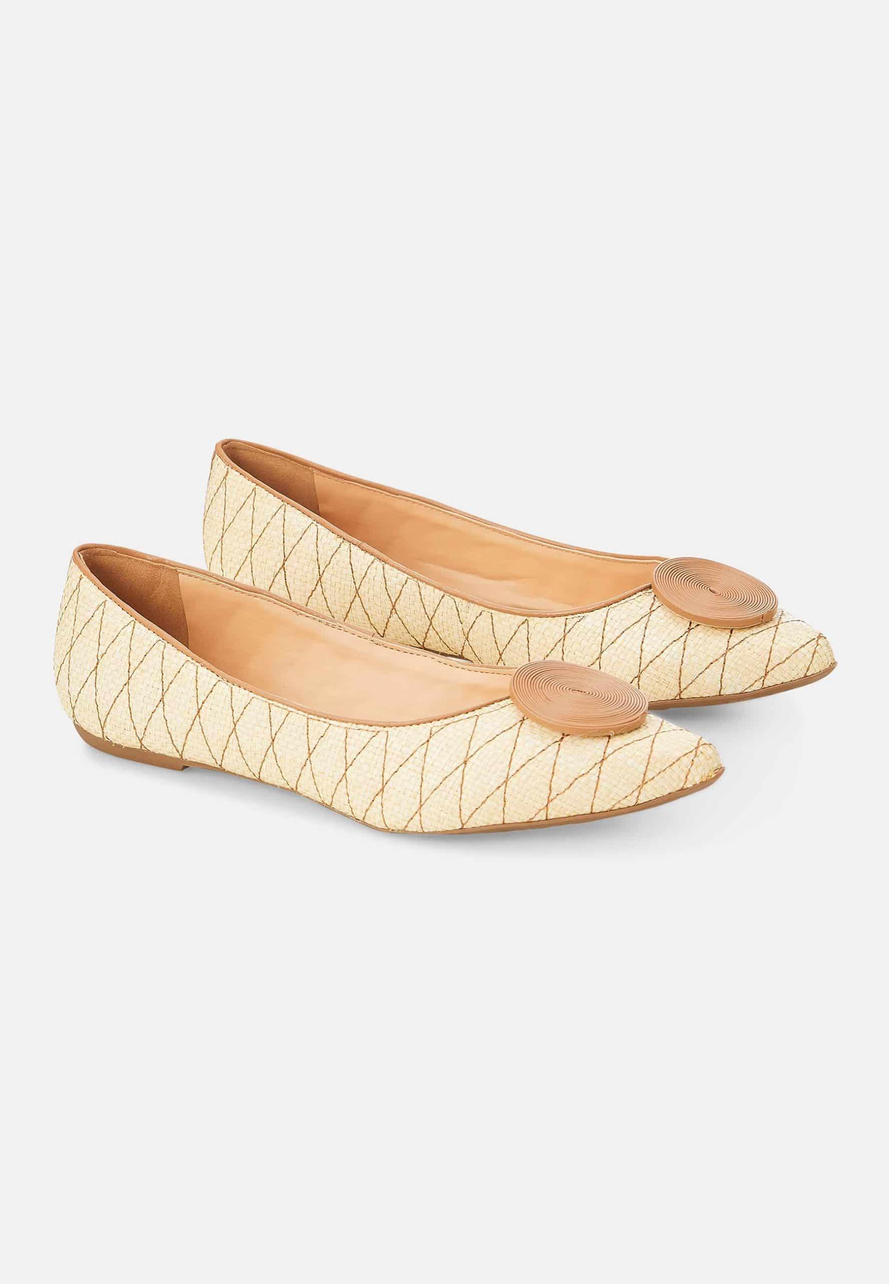 A pair of Mangará Coroba Ballerinas in beige, made from premium raffia with a textured circle detail, showcasing a stylish pointed-toe design.