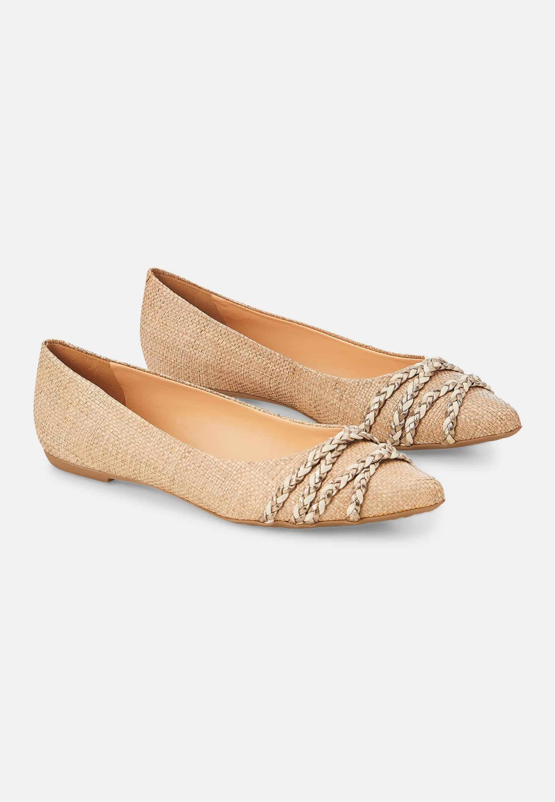 Elegant Mangará Guarandi Ballerinas in beige, showcasing premium materials and a stylish design suitable for various occasions.