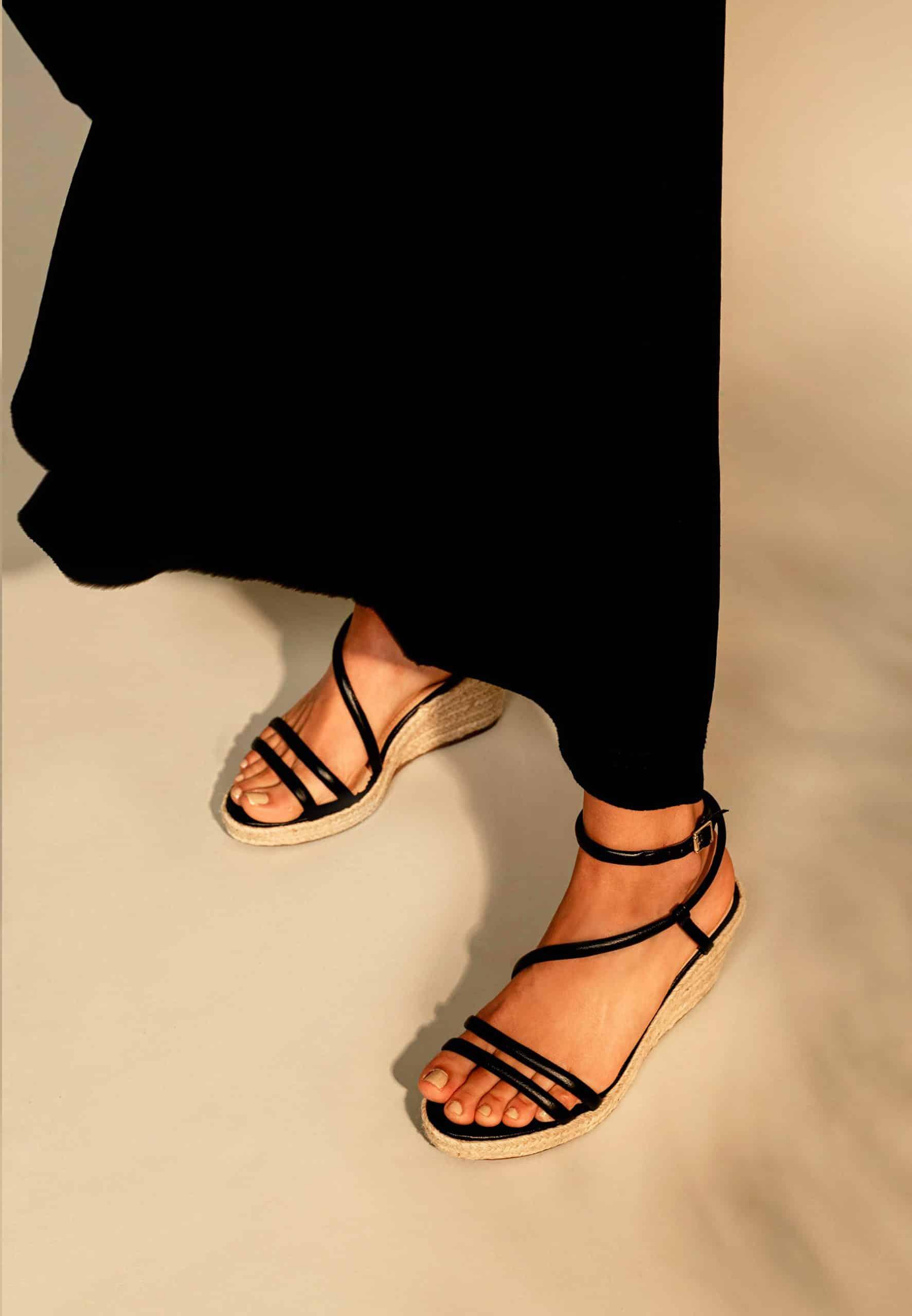 Stylish Mangará Romã Espadrilles Wedges featuring a jute sole and adjustable ankle strap, perfect for any occasion.