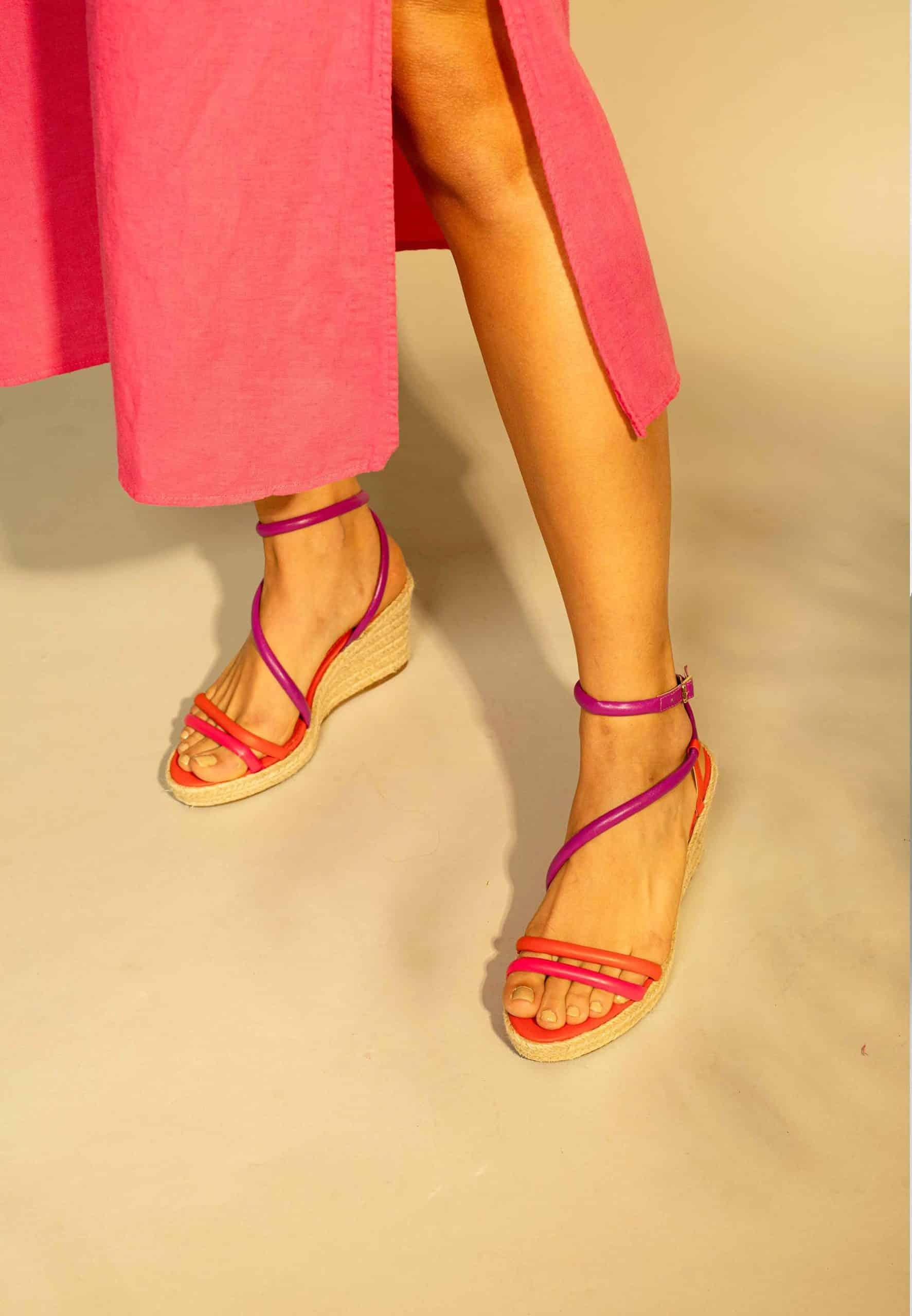 Stylish Mangará Romã Espadrilles Wedges featuring a jute sole and adjustable ankle strap, perfect for any occasion.