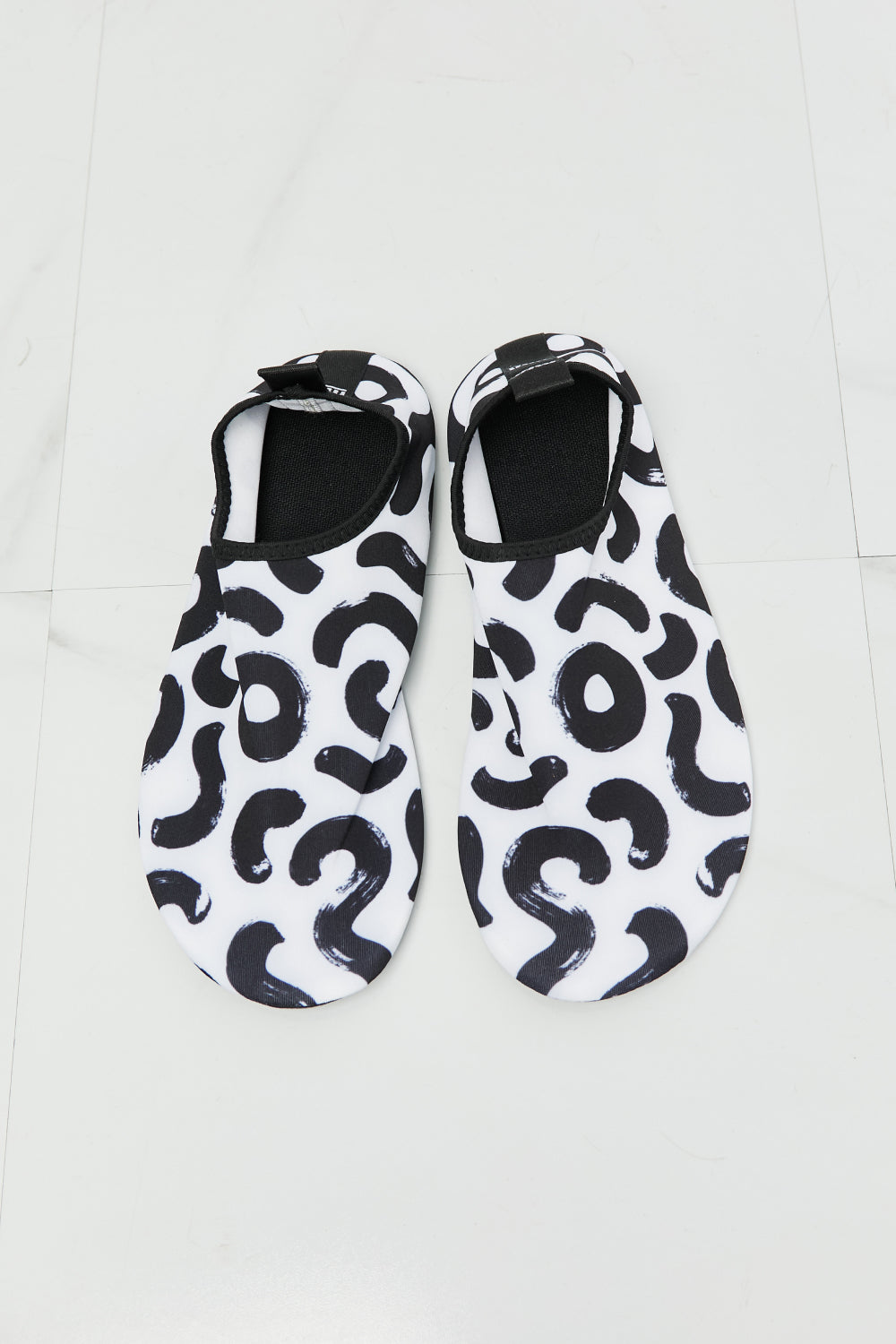 MMshoes On The Shore Water Shoes in White, featuring a stylish printed design and durable rubber/synthetic material for water activities.