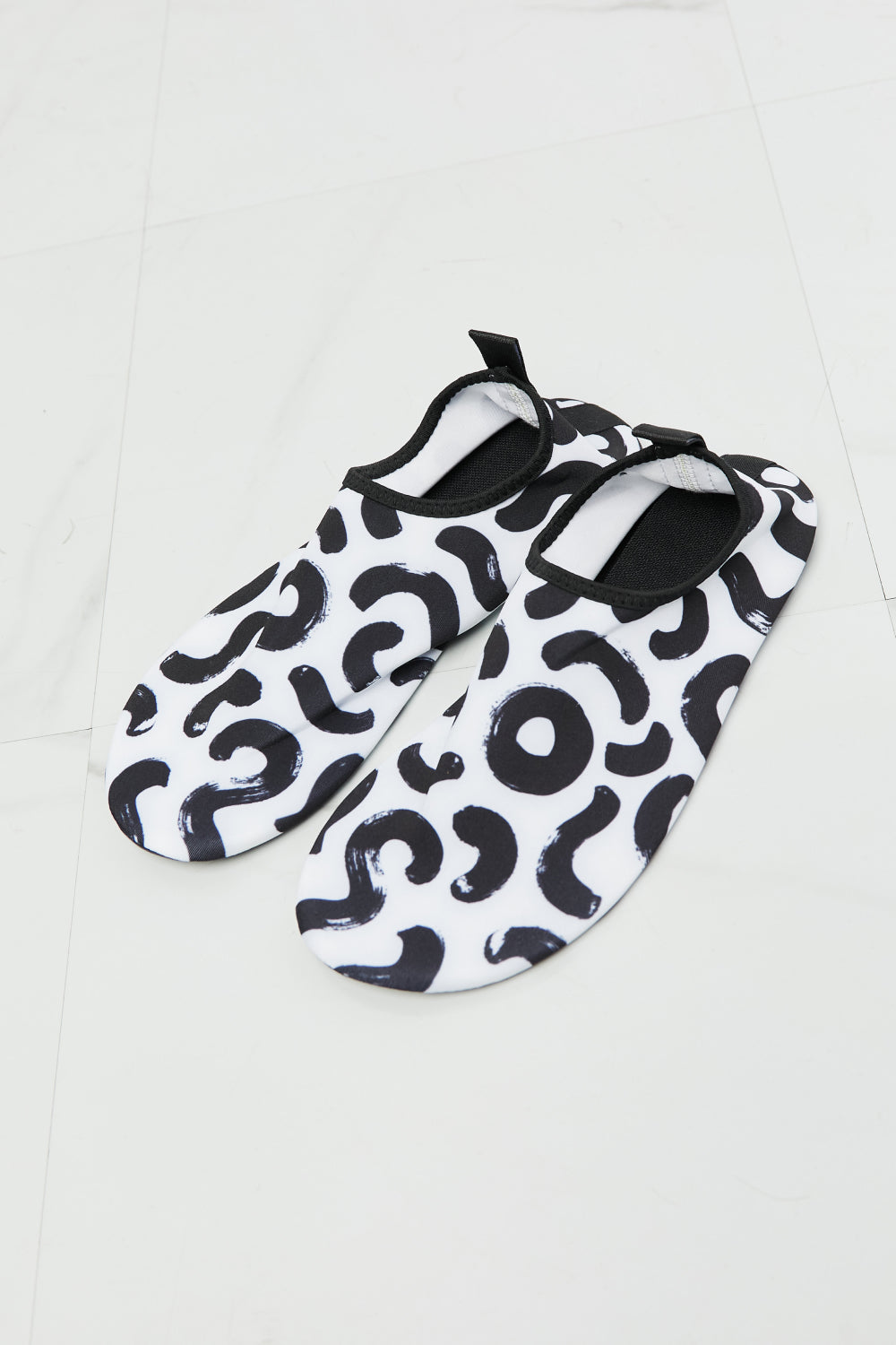 MMshoes On The Shore Water Shoes in White, featuring a stylish printed design and durable rubber/synthetic material for water activities.