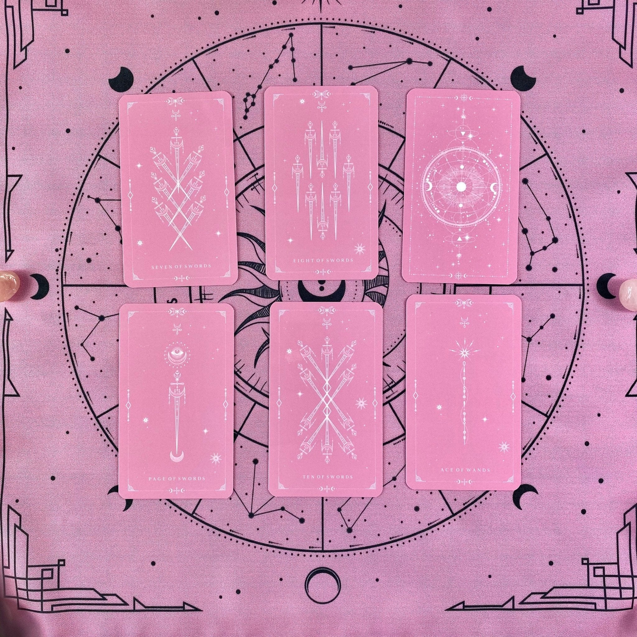 Set Pink Tarot Bag made of soft velvet with a matching pink tarot cloth for card spreads, ideal for tarot enthusiasts.