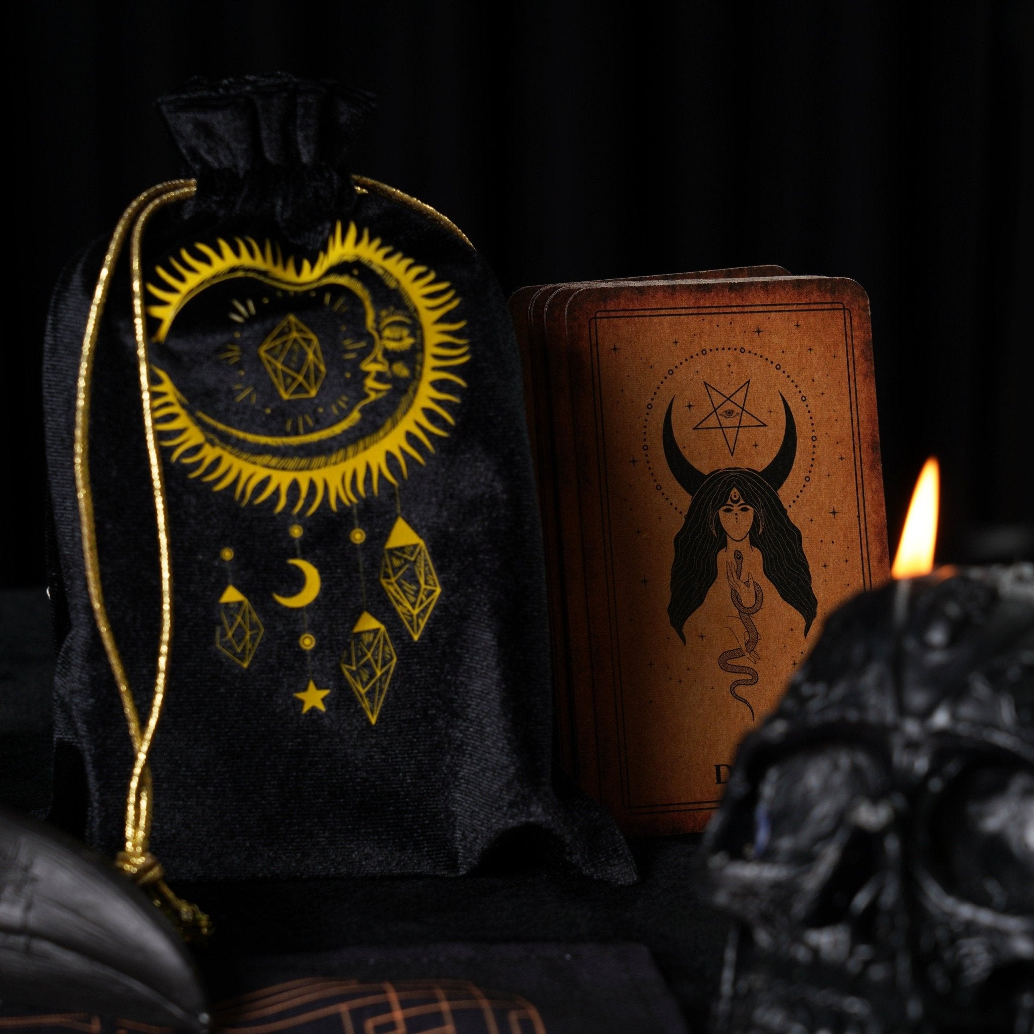 Luxurious black and gold velvet tarot cards bag, designed for protection and style, featuring soft fabric and elegant accents.