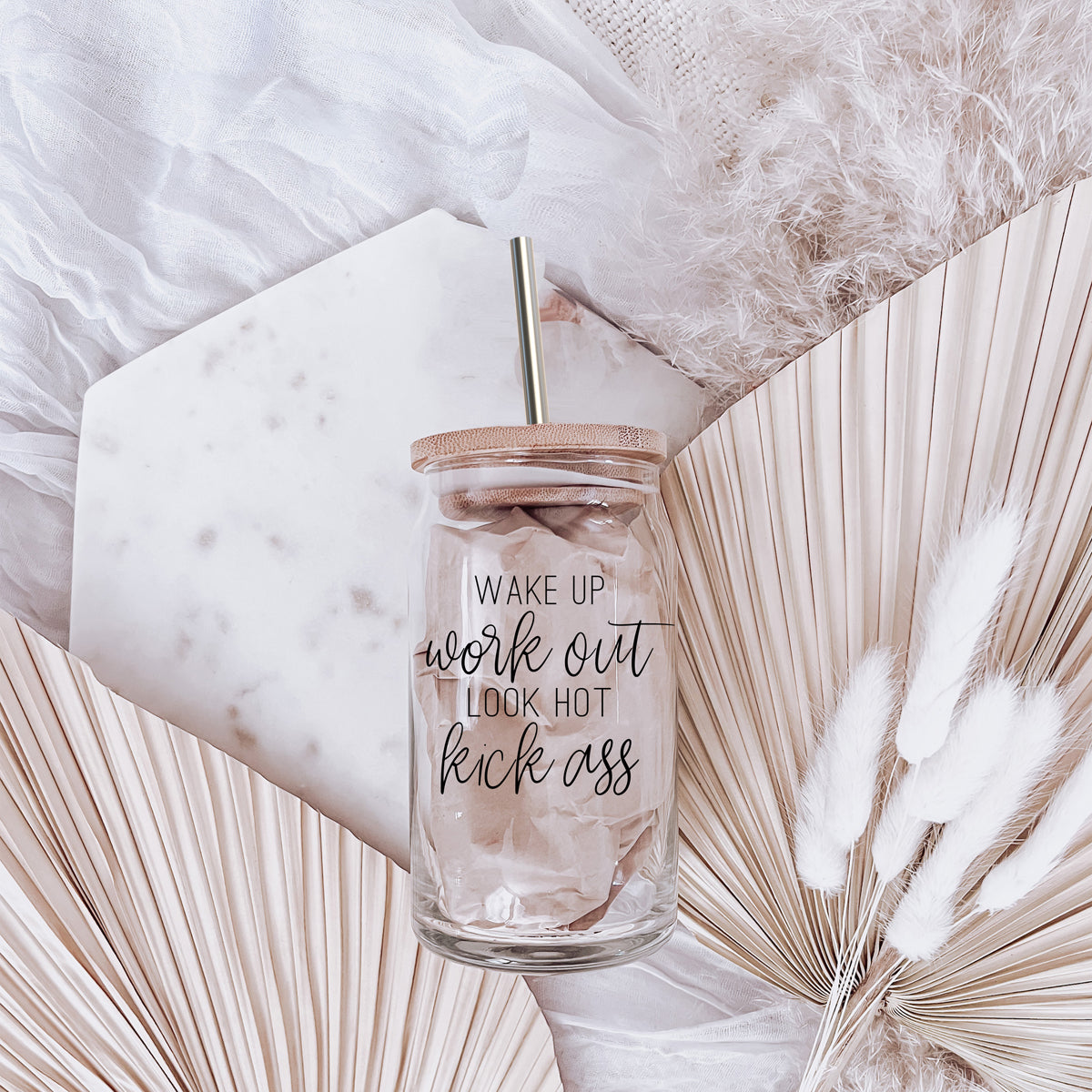 Wake Up Look Hot Set featuring stylish glass cups with bamboo lids and stainless steel straws, perfect for hot and cold beverages.