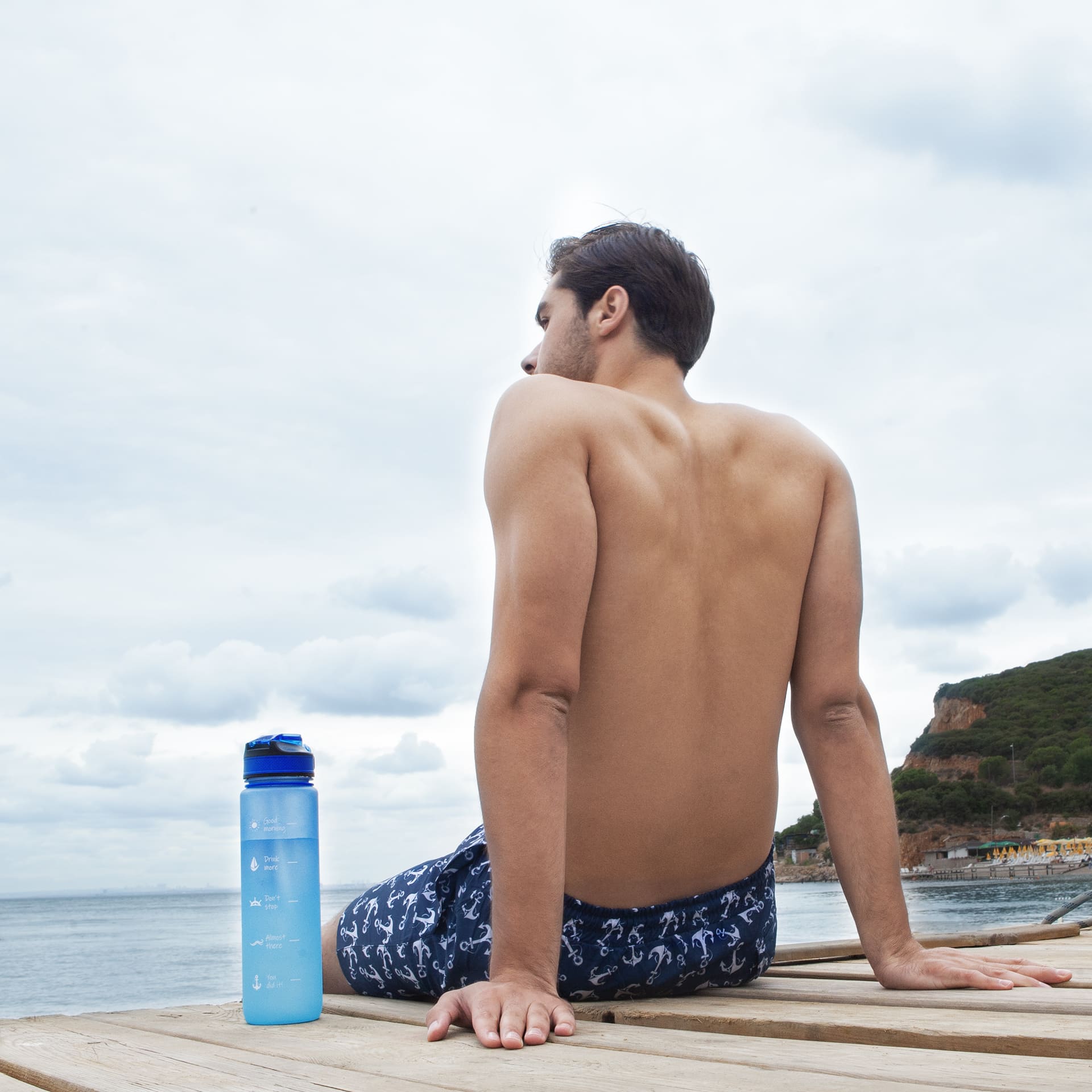 ANEMOSS Anker Muster Tritan Wasserflasche in Blau, BPA-frei, mit stilvollem Anker Muster und praktischem Trageriemen.