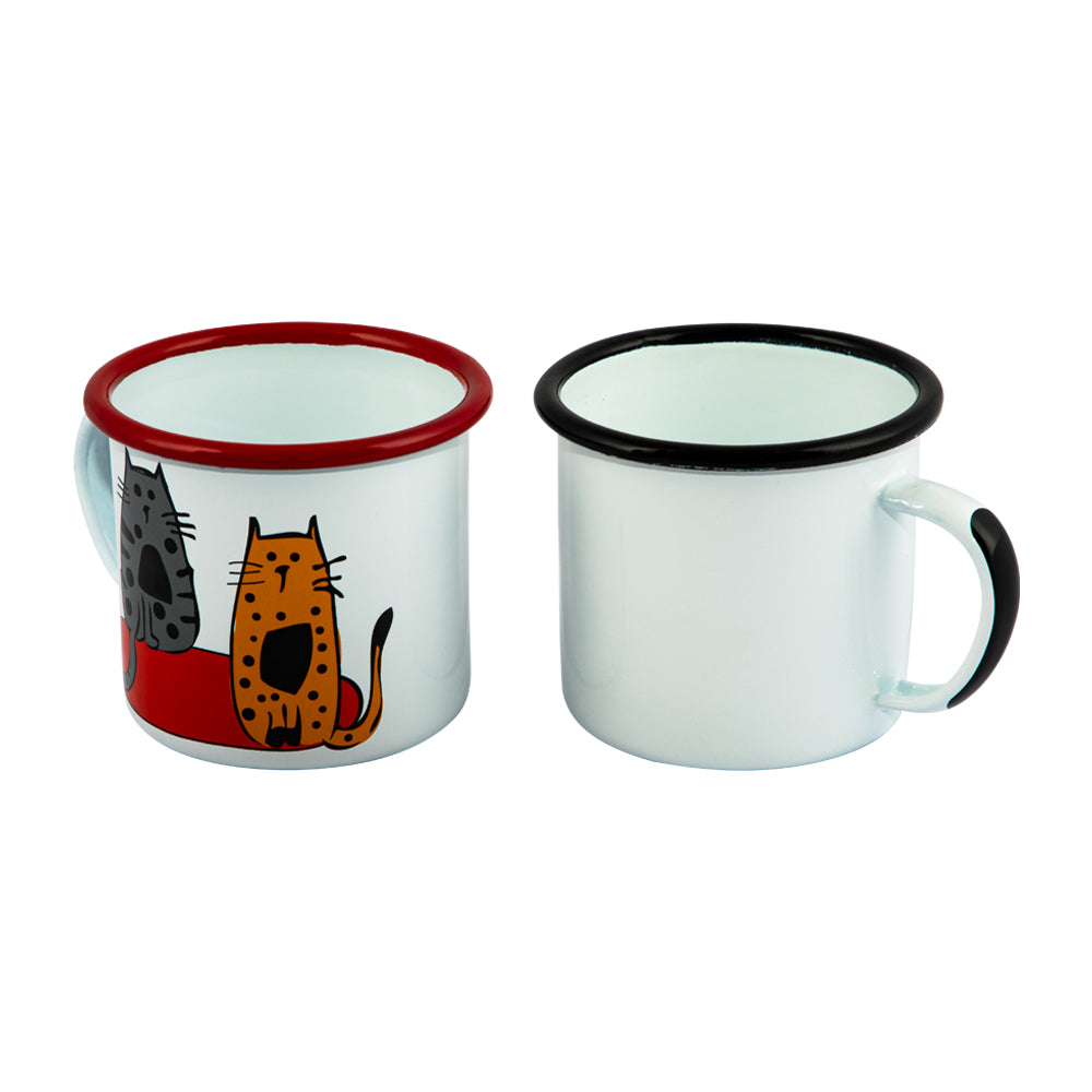 Biggdesign Cats Emaille Mug Set mit buntem Katzenmuster, bestehend aus zwei Tassen, ideal für heiße und kalte Getränke.