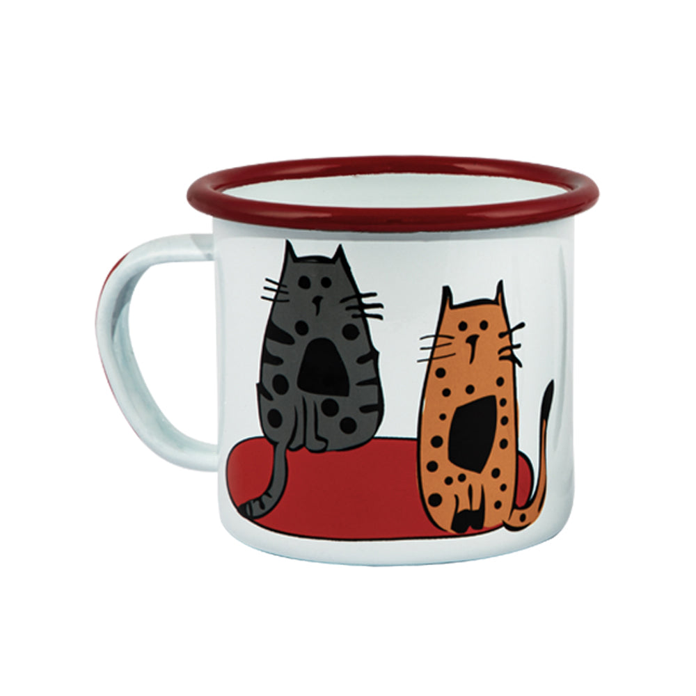 Biggdesign Cats Emaille Mug Set mit buntem Katzenmuster, bestehend aus zwei Tassen, ideal für heiße und kalte Getränke.