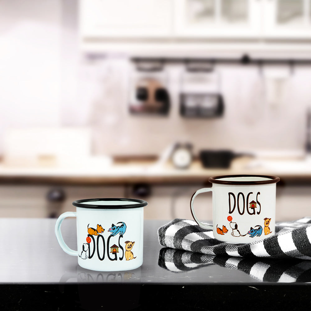 Biggdesign Dogs Emaille Mug Set mit bunten Designs, ideal für Katzenliebhaber, zeigt zwei Tassen aus emailliertem Stahl.