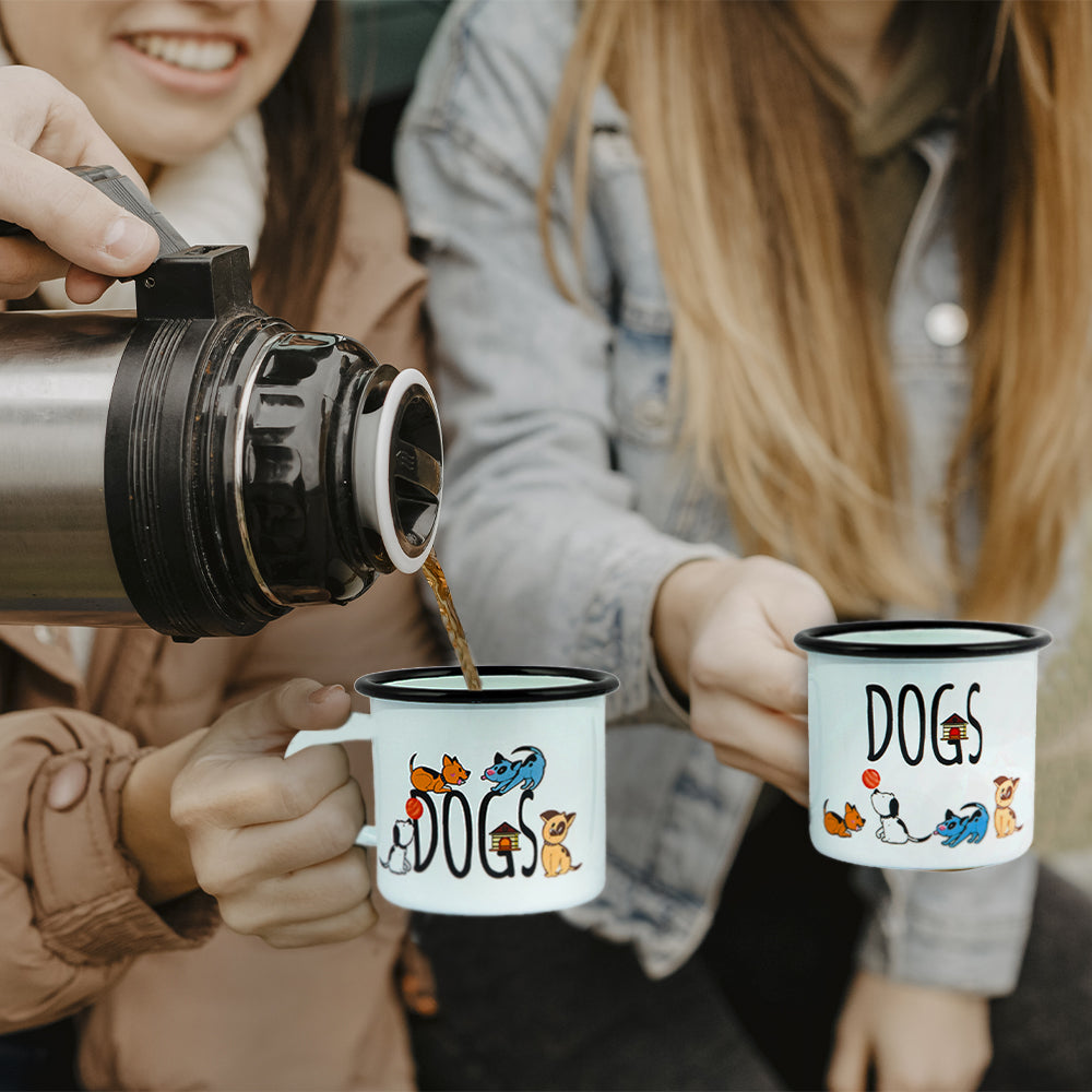 Biggdesign Dogs Emaille Mug Set mit bunten Designs, ideal für Katzenliebhaber, zeigt zwei Tassen aus emailliertem Stahl.