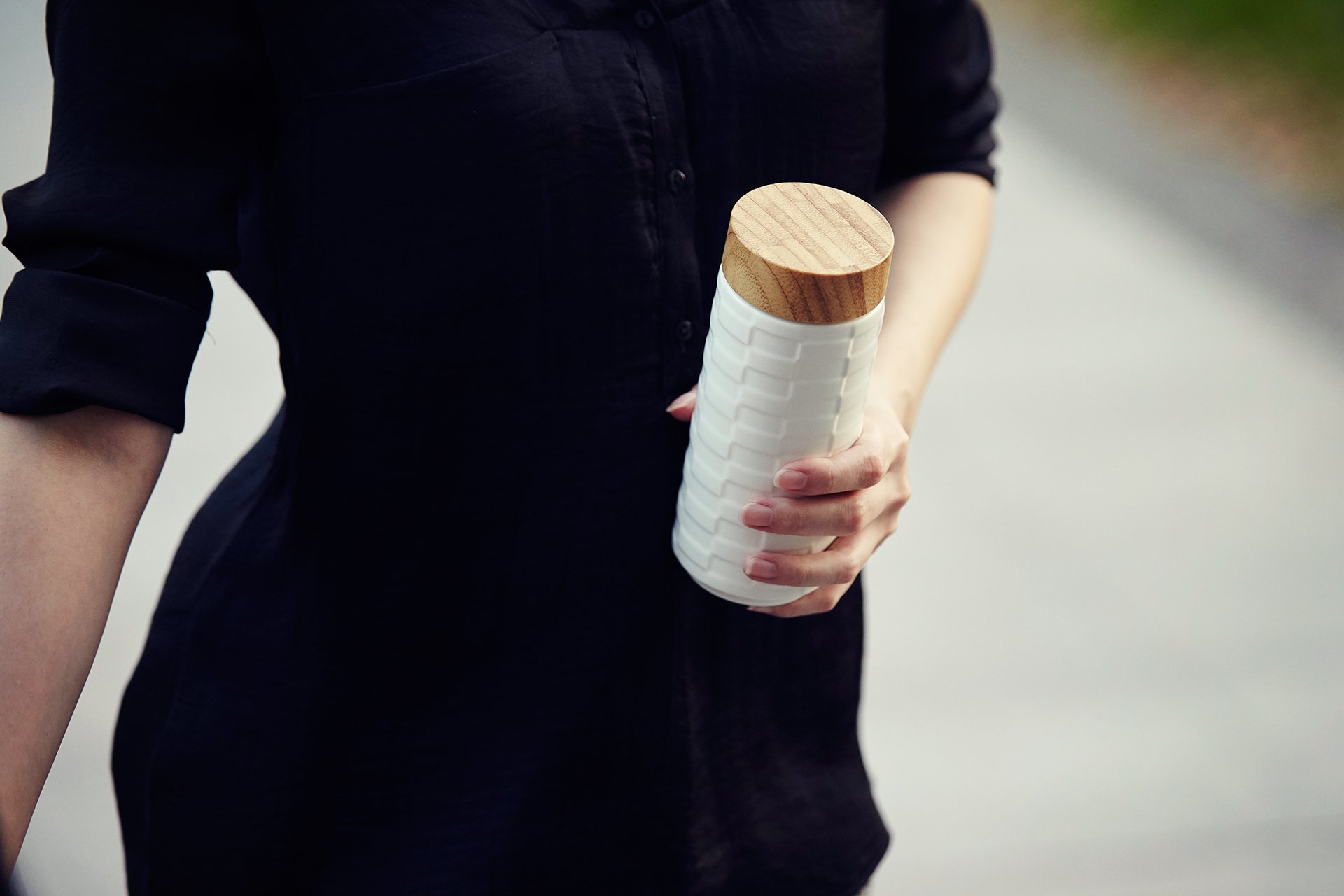 Brick Tumbler featuring an interlocking Oriental pattern and classic European brick design, made from ceramics with a stylish lid.