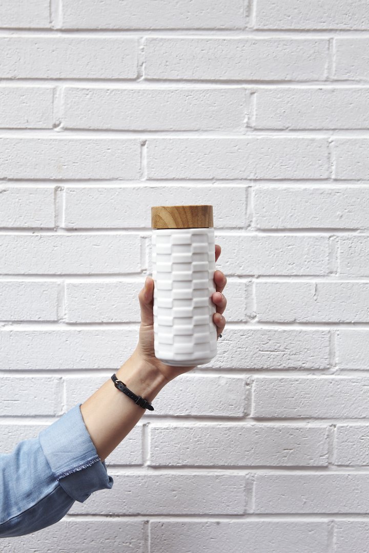 Brick Tumbler featuring an interlocking Oriental pattern and classic European brick design, made from ceramics with a stylish lid.