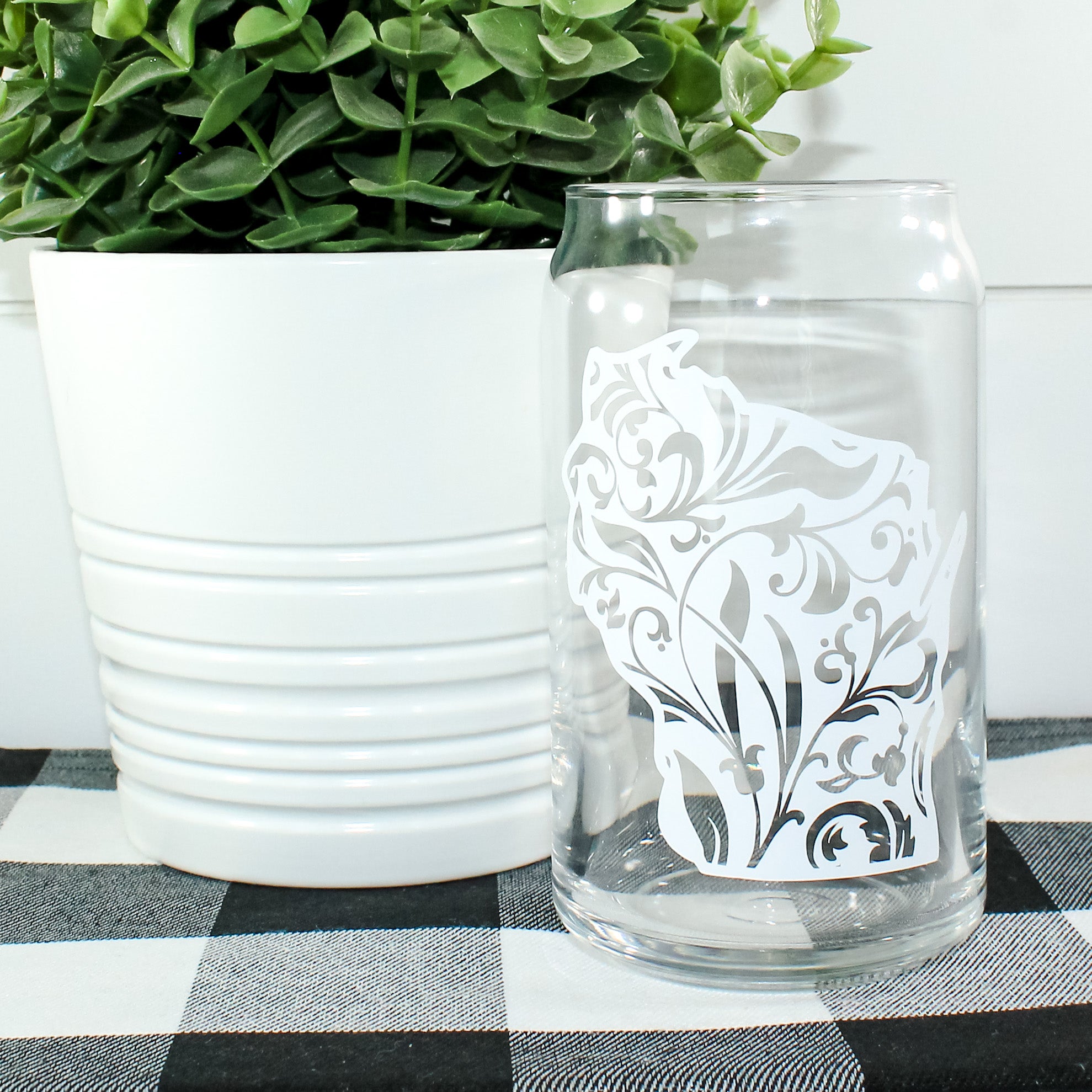 Floral WI Can Glass with vibrant floral design, perfect for beverages.