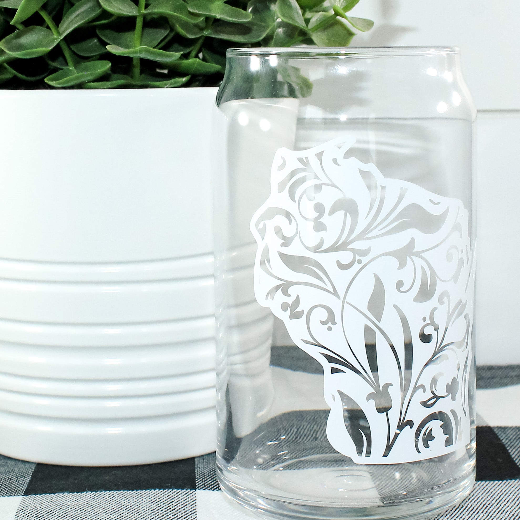 Floral WI Can Glass with vibrant floral design, perfect for beverages.