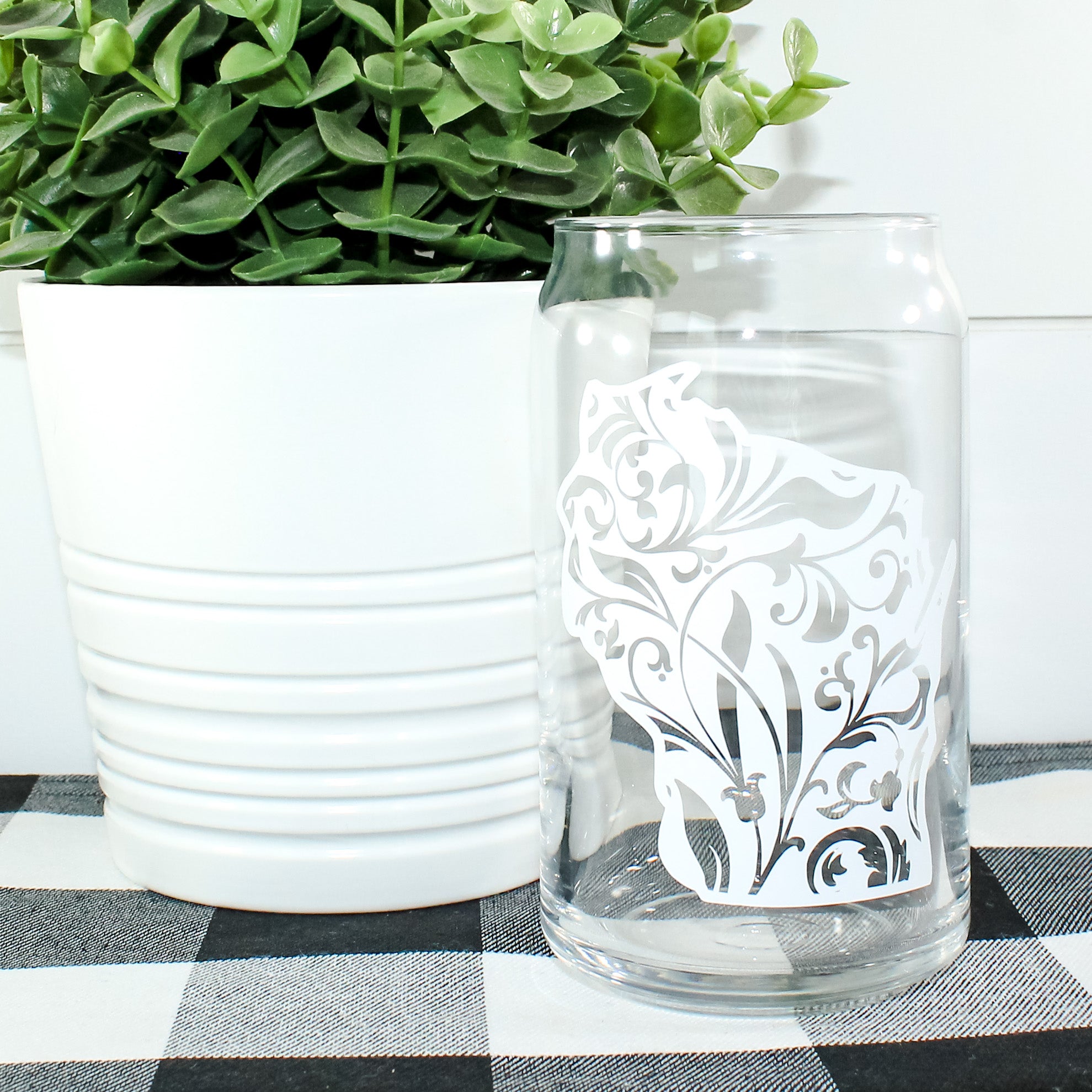 Floral WI Can Glass with vibrant floral design, perfect for beverages.