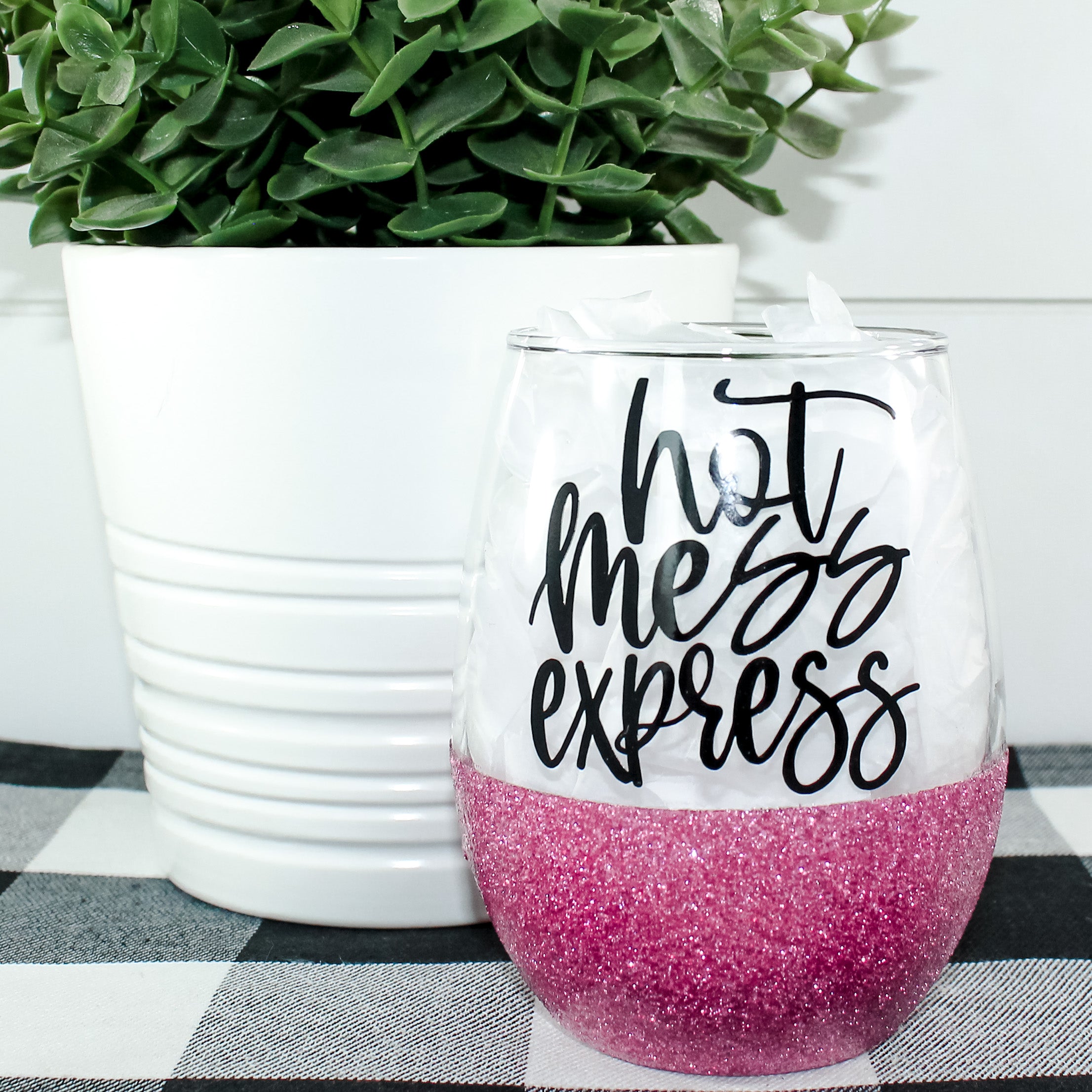 A stylish stemless wine glass featuring vibrant glitter and a unique design, perfect for adding flair to any occasion.