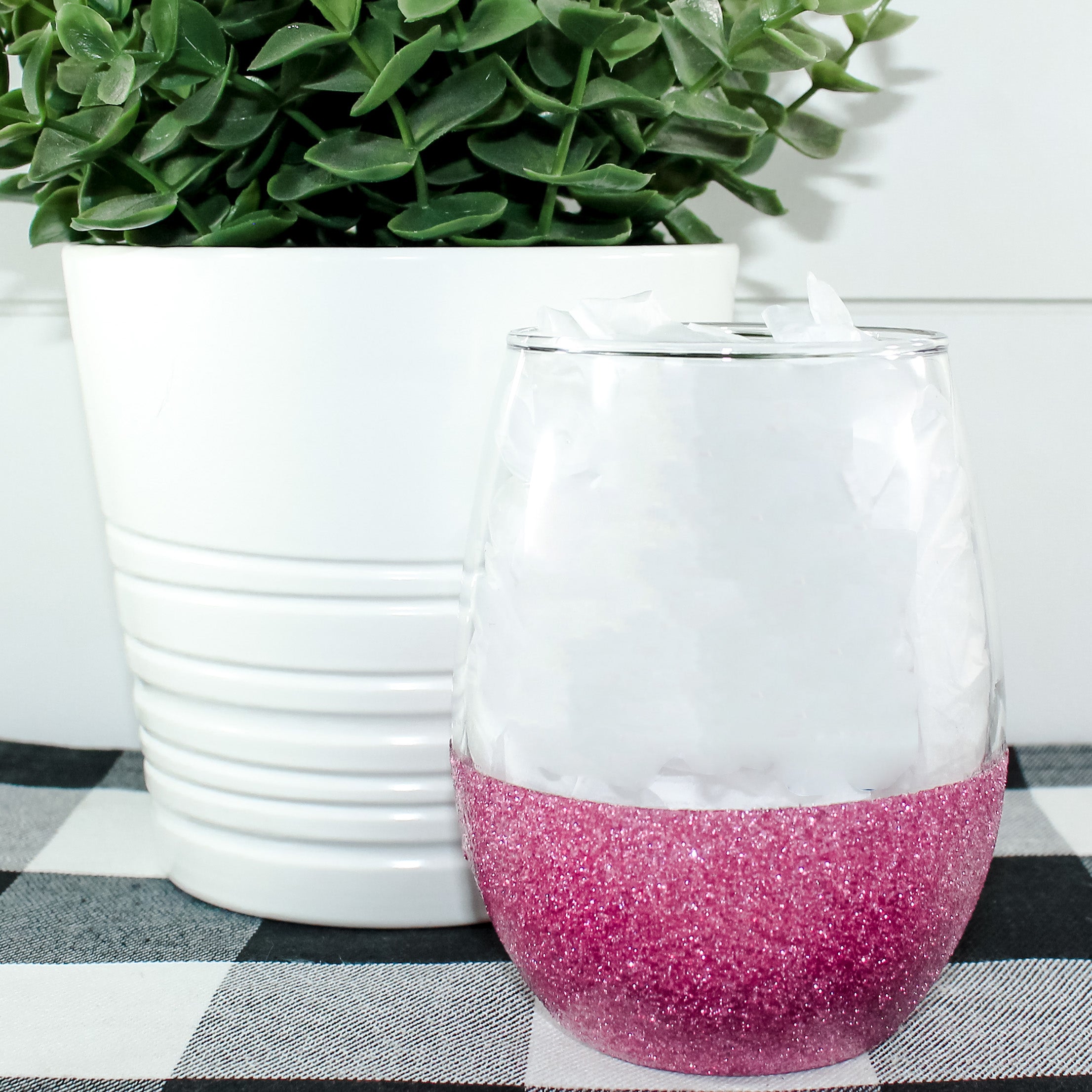 A stylish stemless wine glass featuring vibrant glitter and a unique design, perfect for adding flair to any occasion.