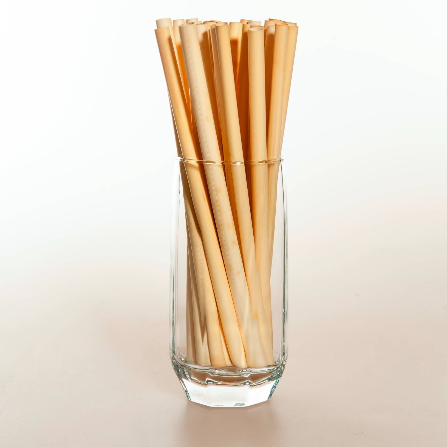 A pack of REED STRAWS M - MEDIUM STANDARD made from natural reed, showcasing their eco-friendly design and biodegradable material.