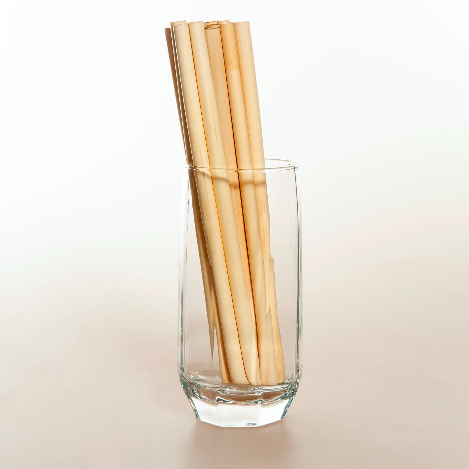 A pack of REED STRAWS M - MEDIUM STANDARD made from natural reed, showcasing their eco-friendly design and biodegradable material.