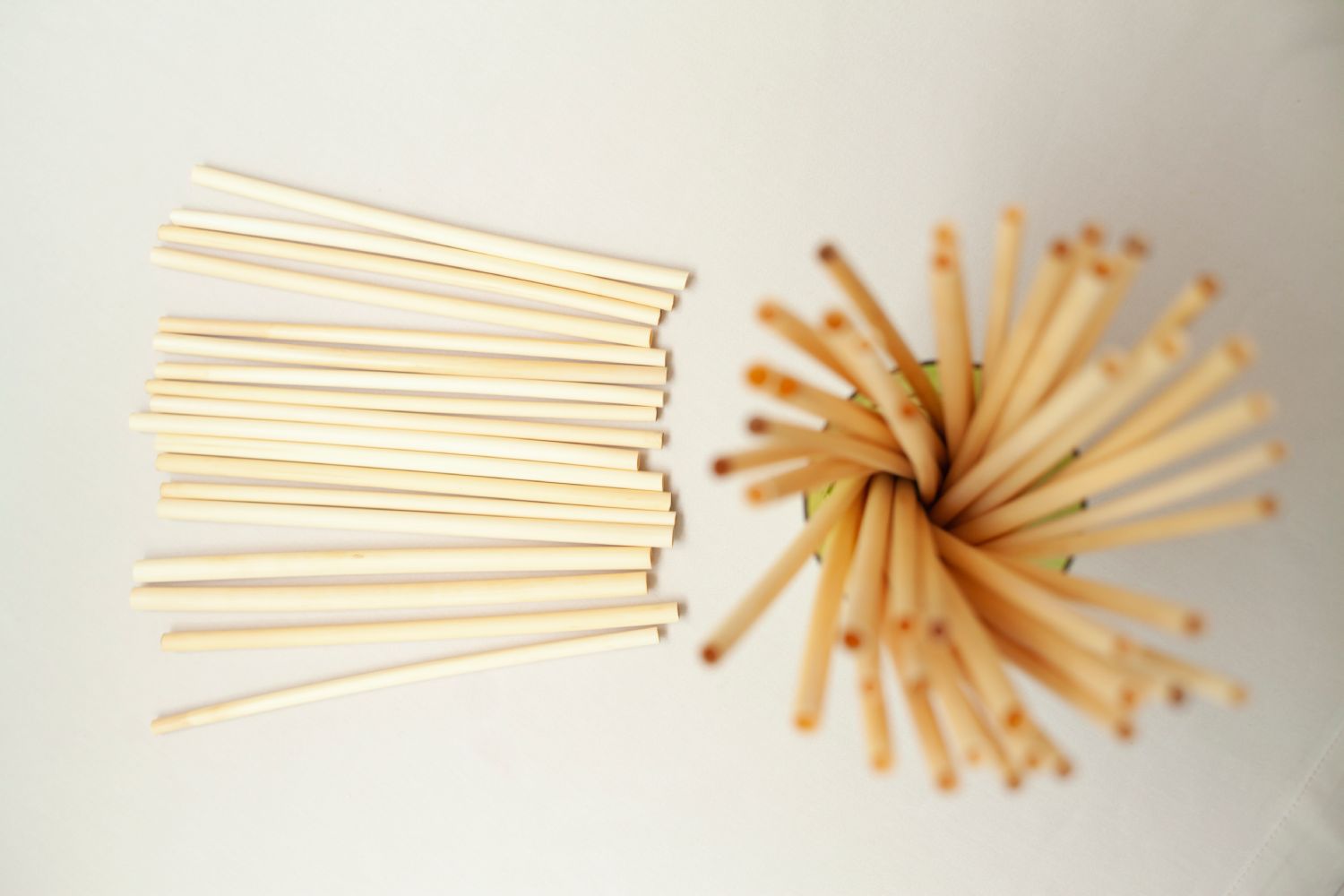 A pack of REED STRAWS M - MEDIUM STANDARD made from natural reed, showcasing their eco-friendly design and biodegradable material.