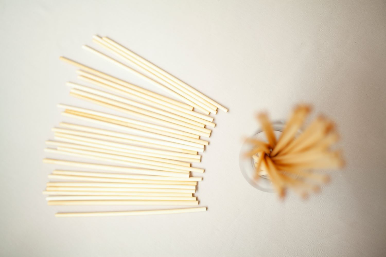 A pack of REED STRAWS S - SLIM SHORT made from natural reed, showcasing their eco-friendly design and slim profile.