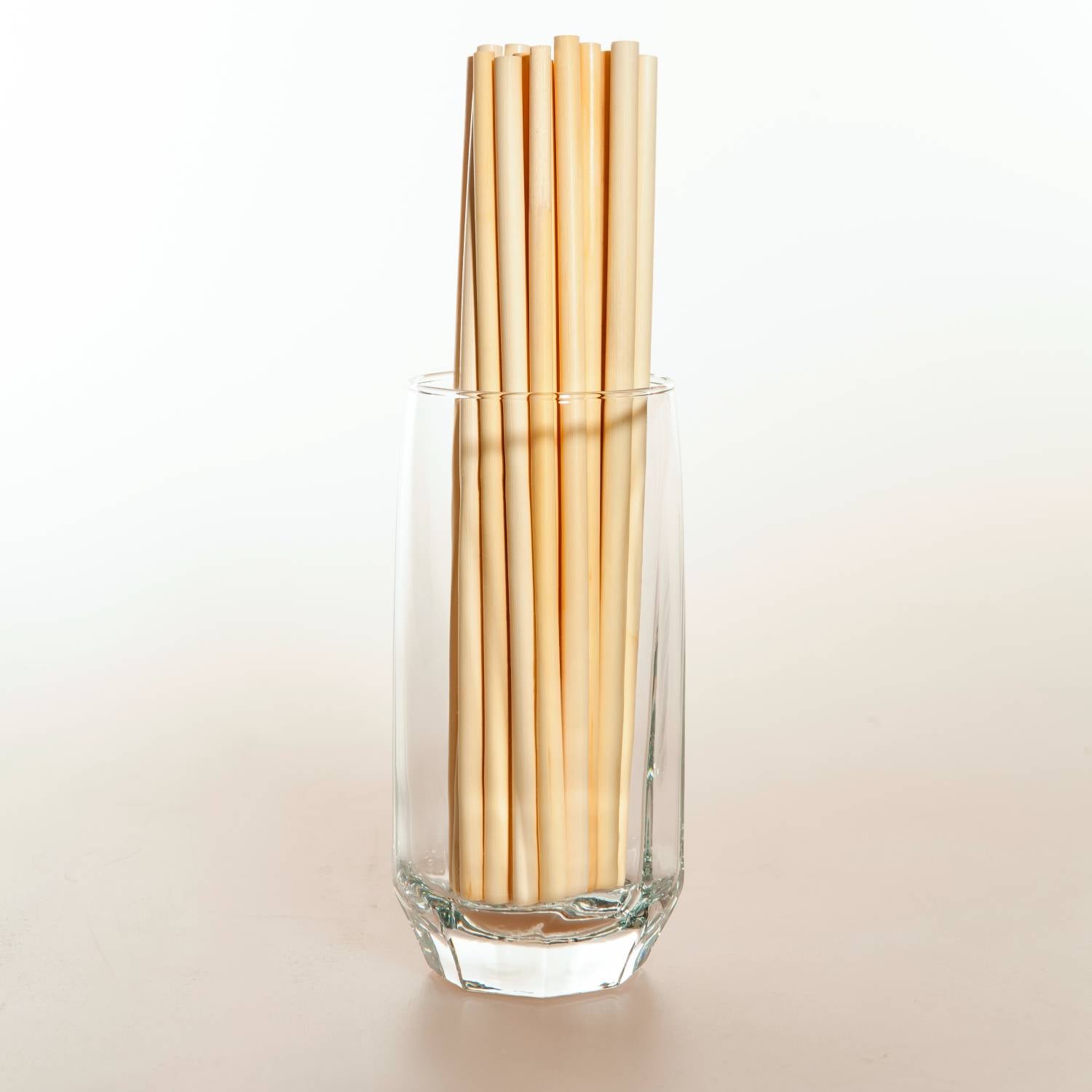 A pack of REED STRAWS S - SLIM STANDARD, showcasing their natural beige color and slim design, perfect for eco-friendly drinking.